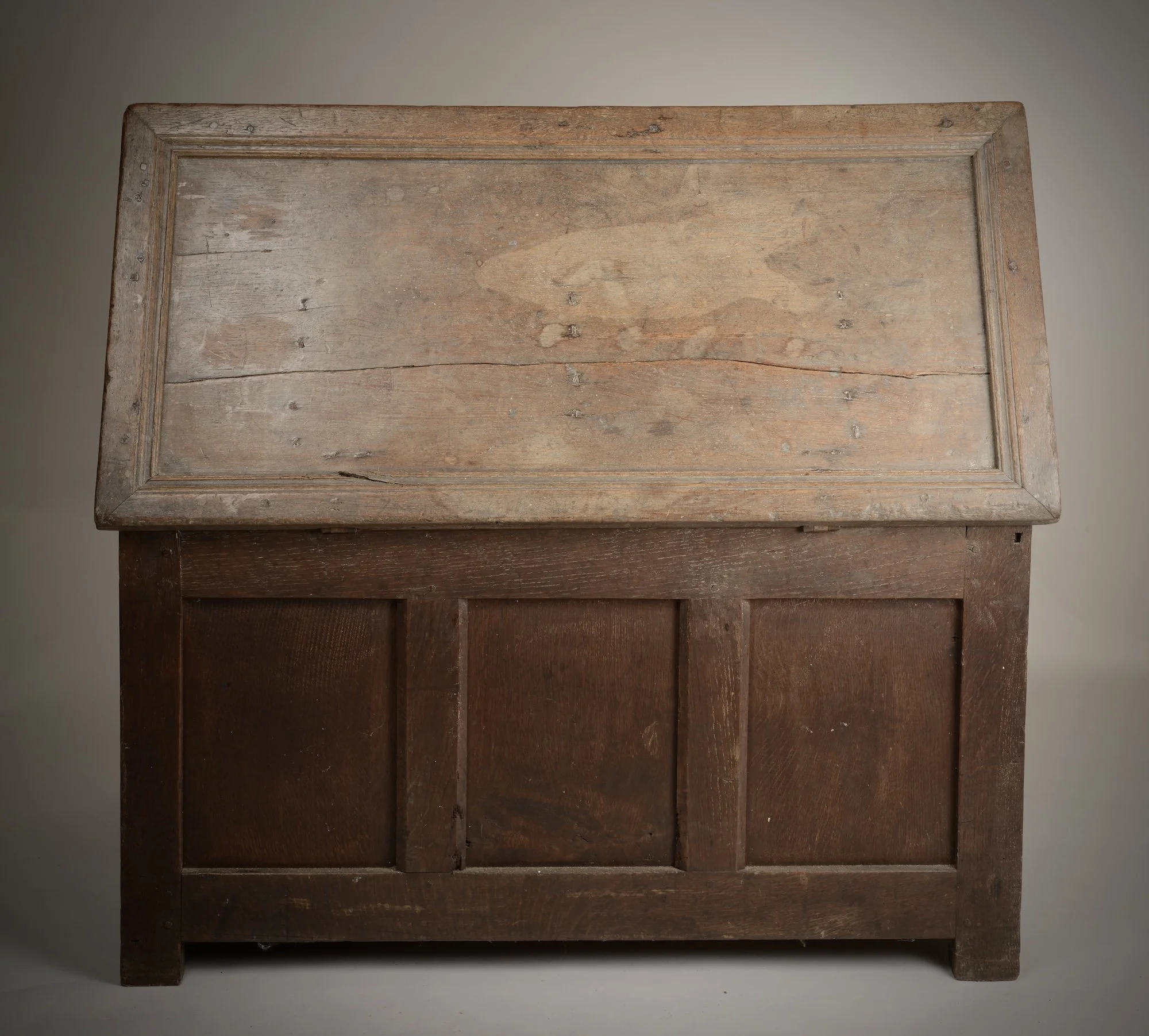 elizabethan chest c.jpeg