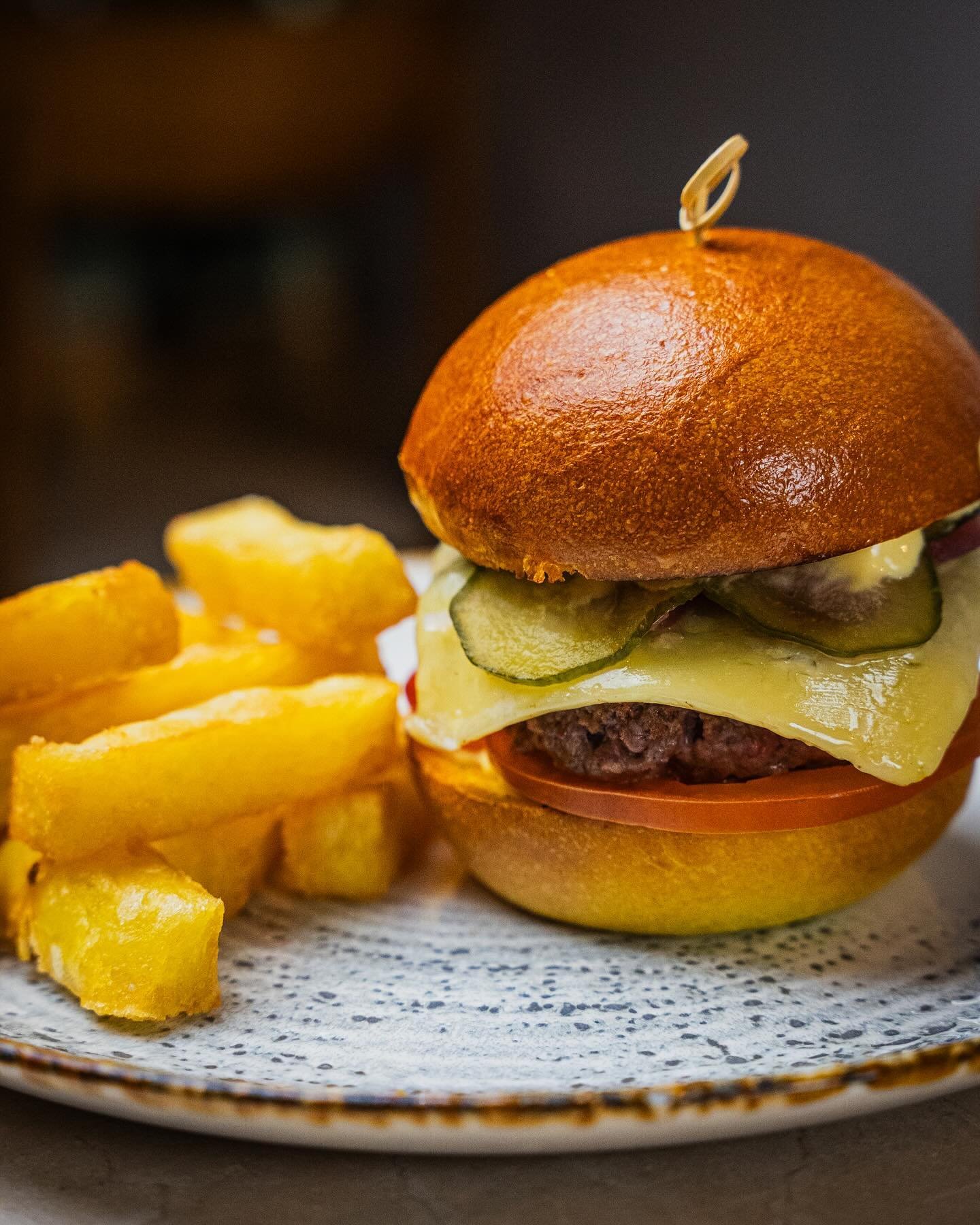 We serve our Gracie&rsquo;s beef burger with pickles, homemade onion chutney &amp; delicious smoked apple cheddar 🍔 With a side of triple cooked chips of course!
.
.
.
.
#EnglandsGrace #burger #lunch #dinner #burgerlover #chips #stjohnswood #londonf
