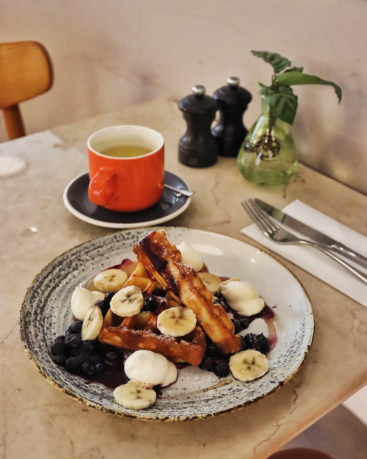 Every day should start with waffles 🧇 An additional green tea for a nutrition boost 😉
.
.
.
.
#EnglandsGrace #breakfast #waffles #breakfasttime #londonrestaurants #londonfoodie #stjohnswood