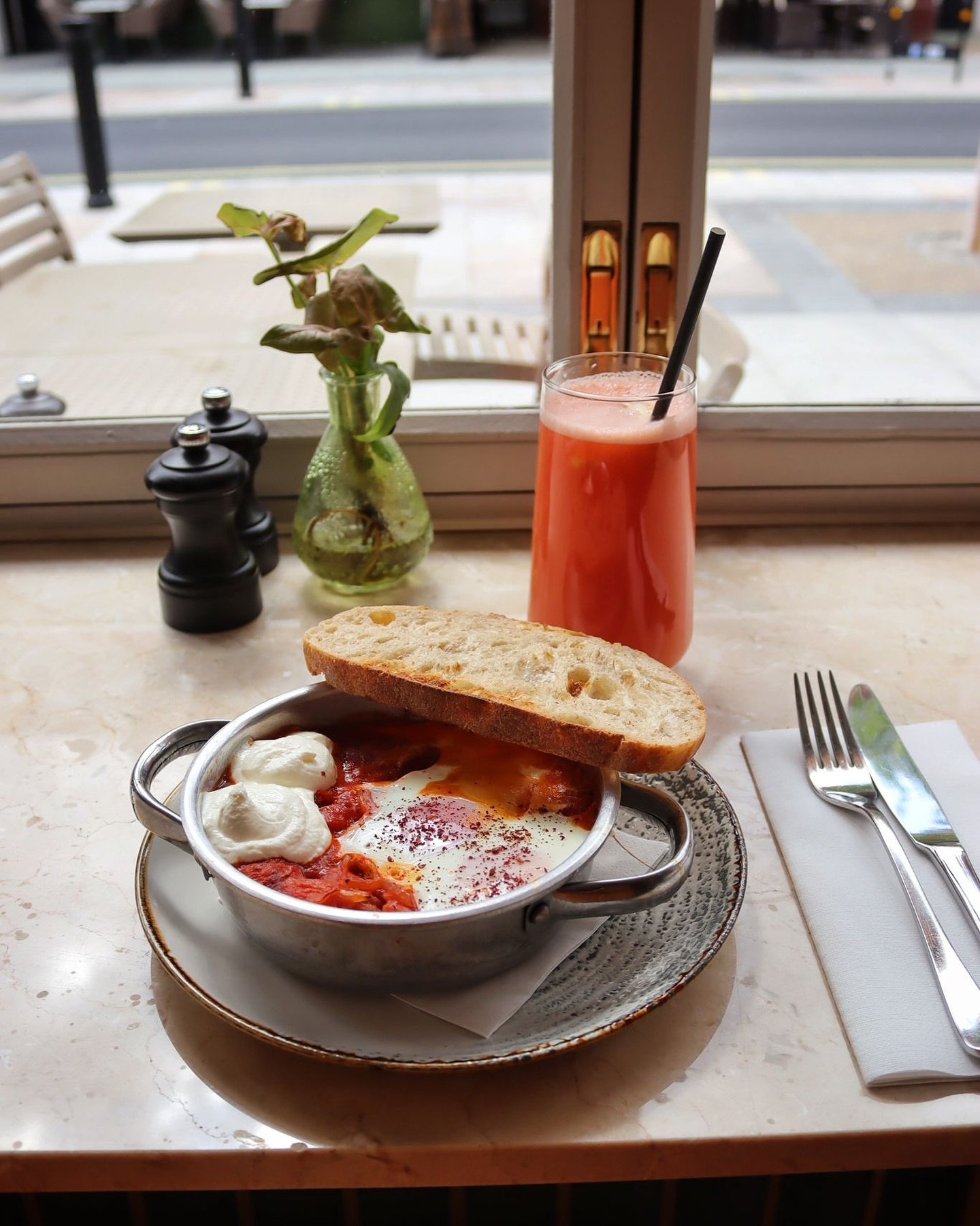 What&rsquo;s your weekend brunch go-to? We love our Shakshuka eggs with a freshly squeezed juice, enjoyed whilst watching @nw8stjohnswood go by!
.
.
.
.
#EnglandsGrace #sunday #sundaybrunch #sundayvibes #brunch #breakfast #shakshuka #stjohnswood #foo