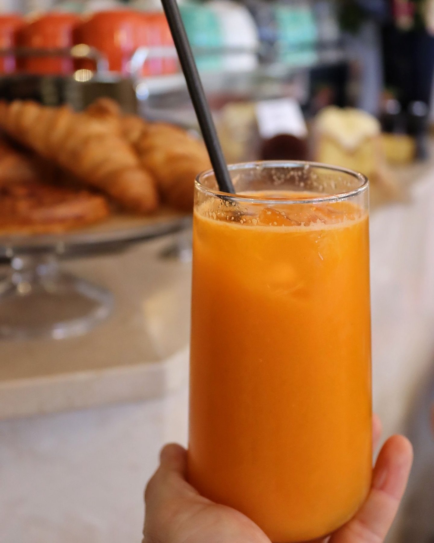 Sunshine and fresh juice&mdash;what could be better? ☀️🍹 Cheers to bright skies and even brighter flavours!
.
.
.
.
#EnglandsGrace #FreshJuice #SummerVibes #StJohnsWood #juice #breakfast #brunch #instadrink #drinks #londonrestaurants
