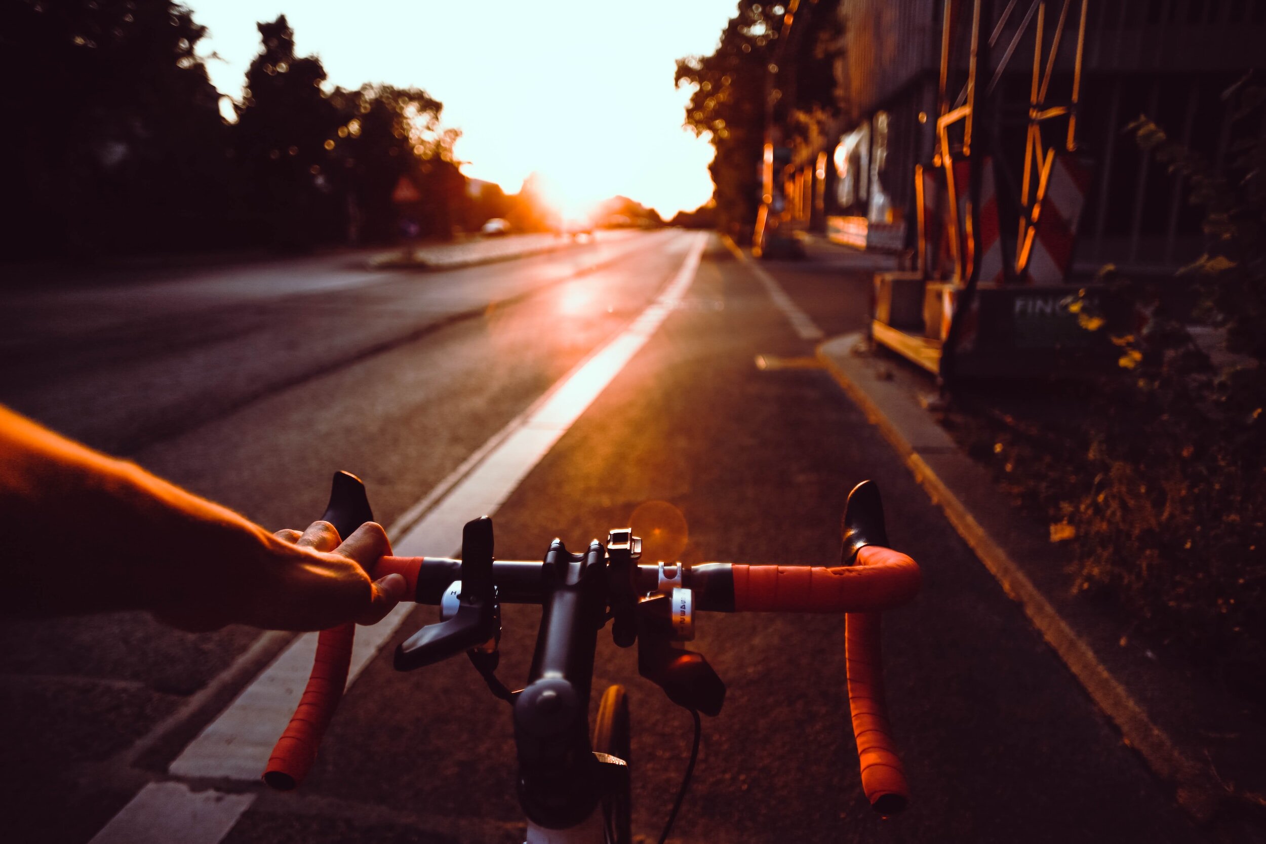 Navigating the Challenges of Cycling Without an 'A' Race: Achieving Success with Elliot Baxter at a star cycling