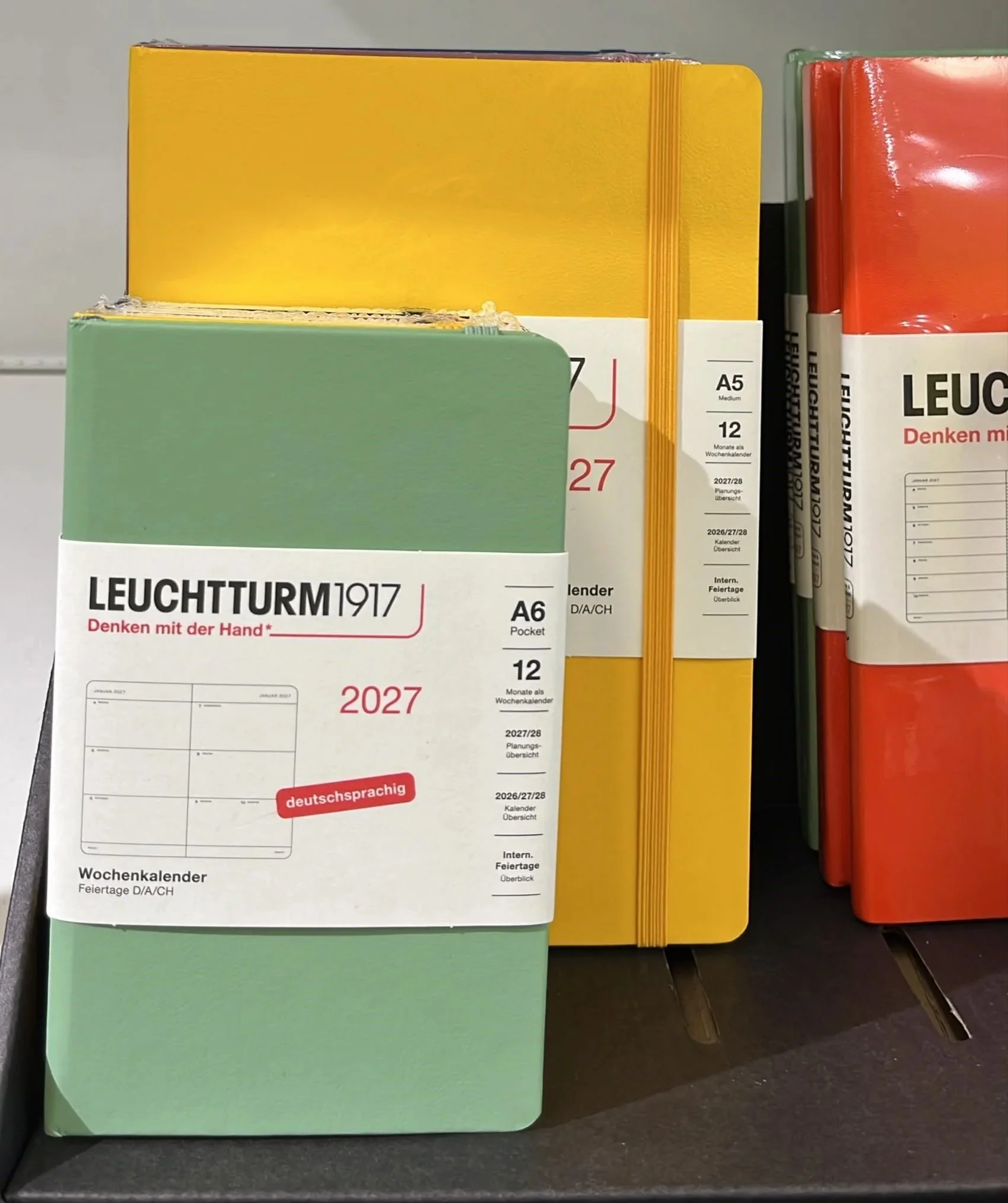Bereits jetzt mit ==Agenden 2027== planen;https://shop.papeterie-linsi.ch/de/search/?q=Leuchtturm+2027&page=1&_ajax=1