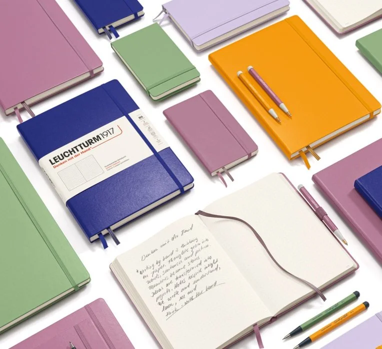 ==Denken mit der Hand== – Leuchtturm Notizbücher, Drehgriffel Bleistifte und Kugelschreiber;https://shop.papeterie-linsi.ch/de/search/?q=Leuchtturm