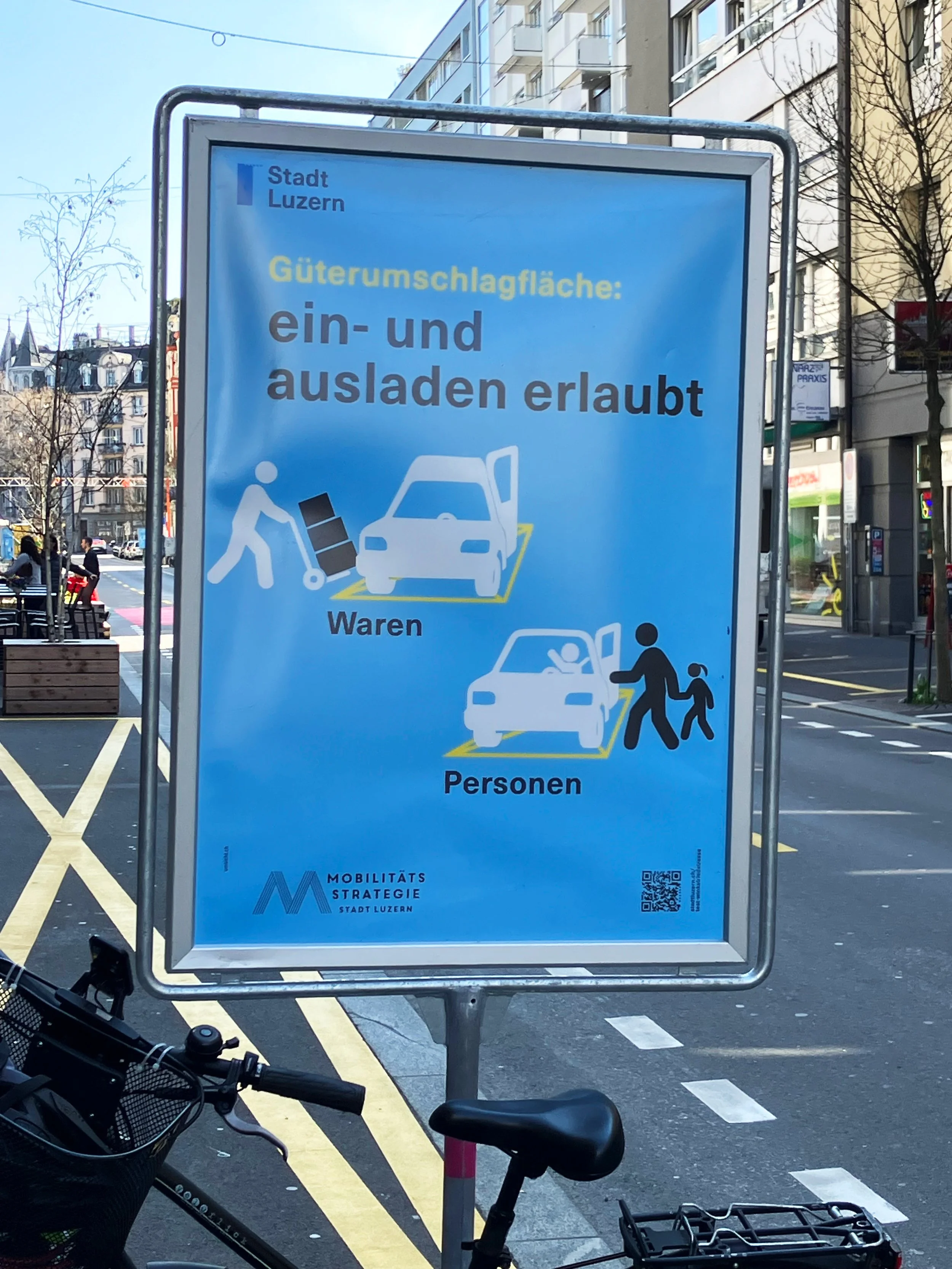 ==Güterumschlag, ein- und ausladen erlaubt, direkt vor unserem Geschäft==