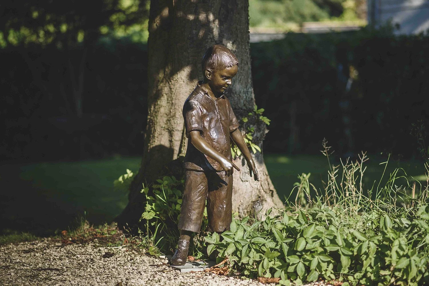 bronze-sculpture-child-pointing-v1.jpg