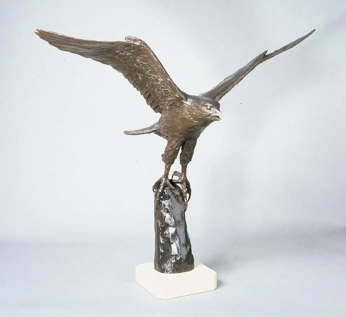 peregrine-falcon-bronze-sculpture-v01.jpg