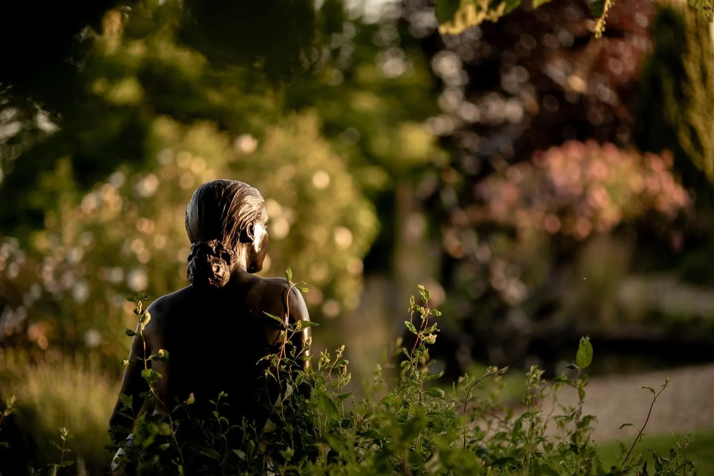 Autumn light on the Nude Sitting sculpture by Judith Holmes Drewry 

#bronzesculpture 
#bronzestatue
#statue
#figurativesculpture 
#judithholmesdrewry