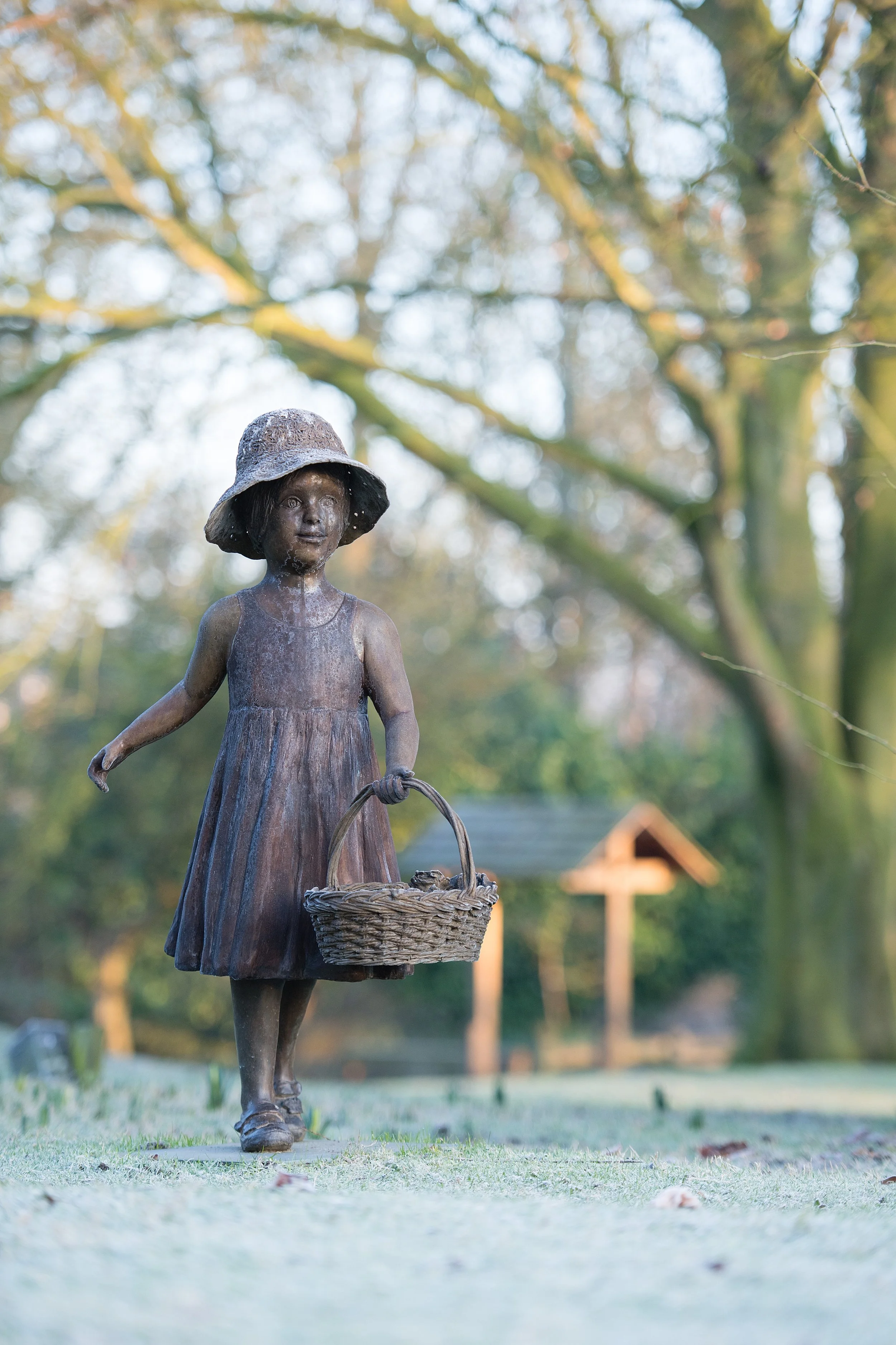 LLB 461 Child with Basket 00