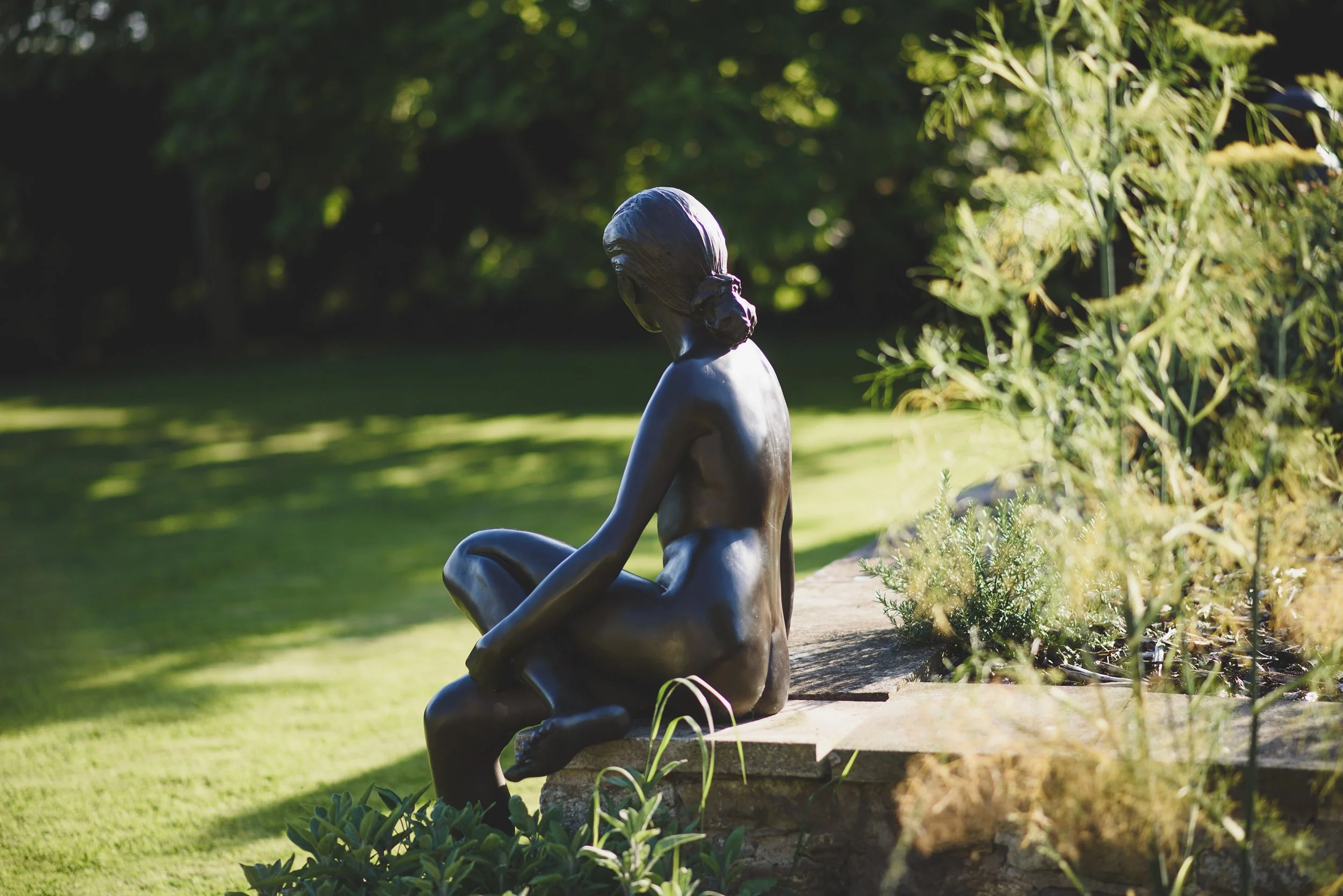 JHD 119 Nude Sitting Holding Leg 002_RP16_LR.jpg
