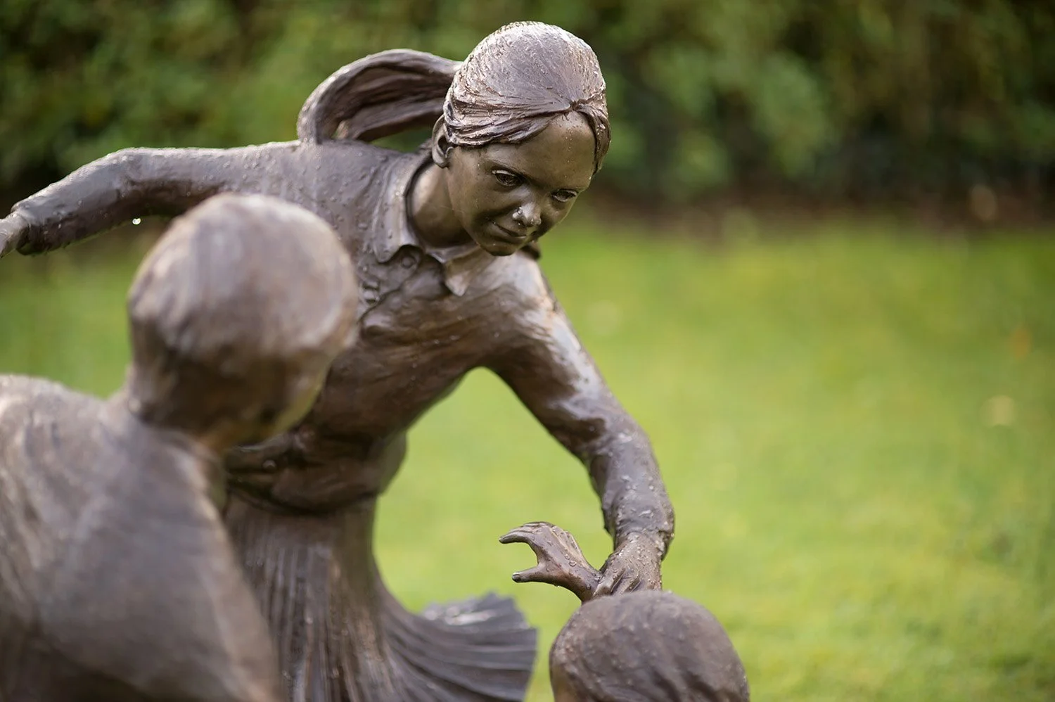 bronze-sculpture-ring-o-roses-v2.jpg