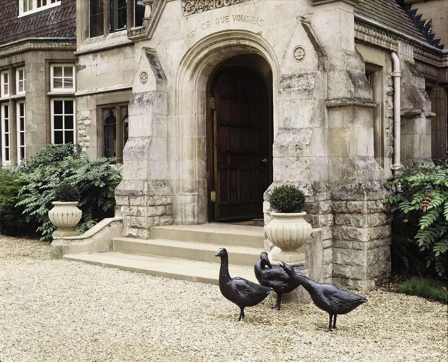 geese-guarding-preening-strutting-sculpture-v02.jpg