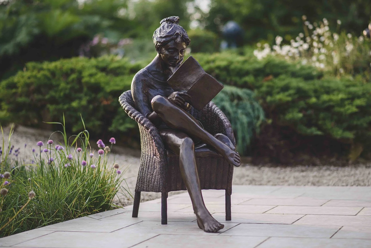 bronze-sculptue-the-reader-v3.jpg