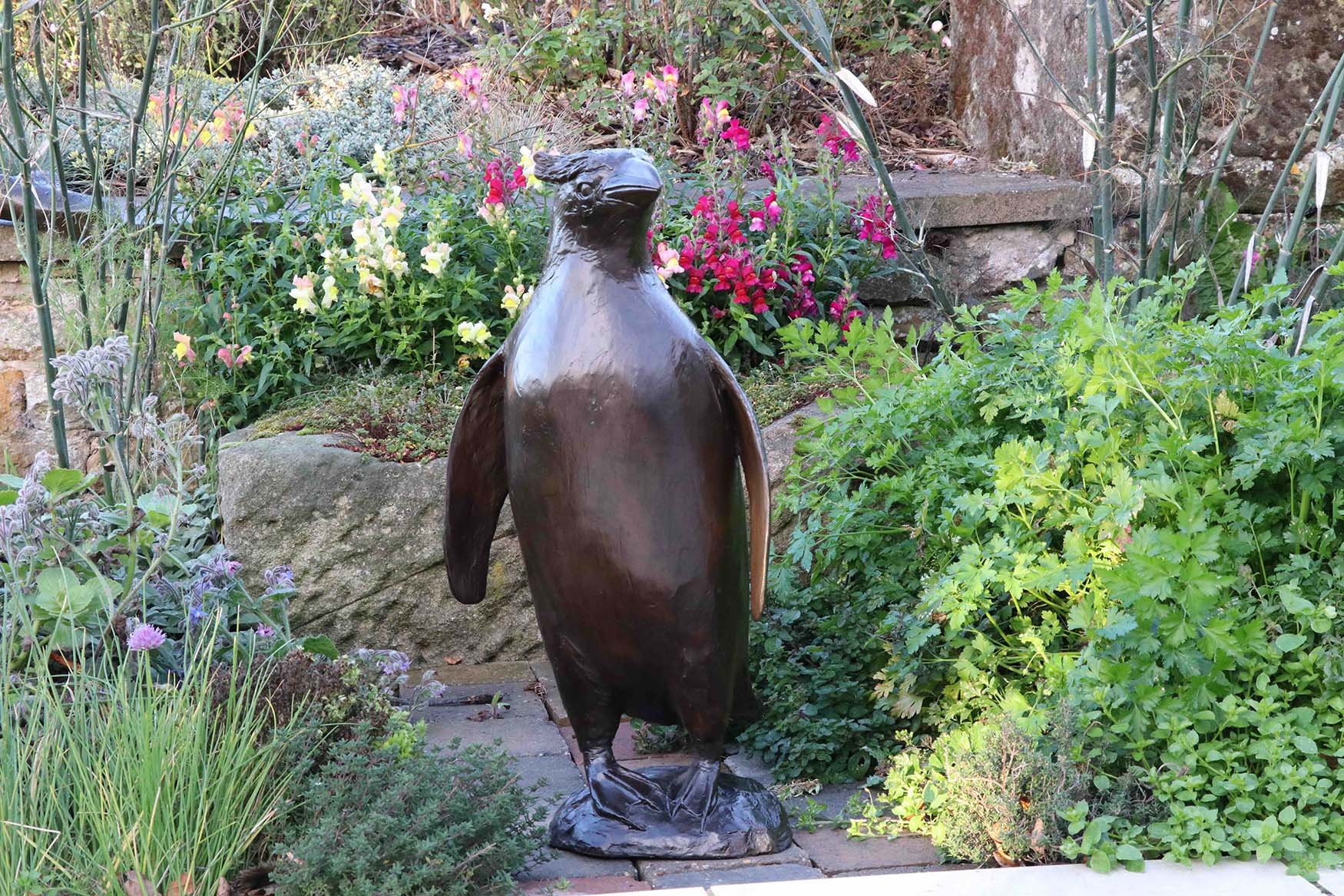 penguin-macaroni-bronze-sculpture-v02.jpg