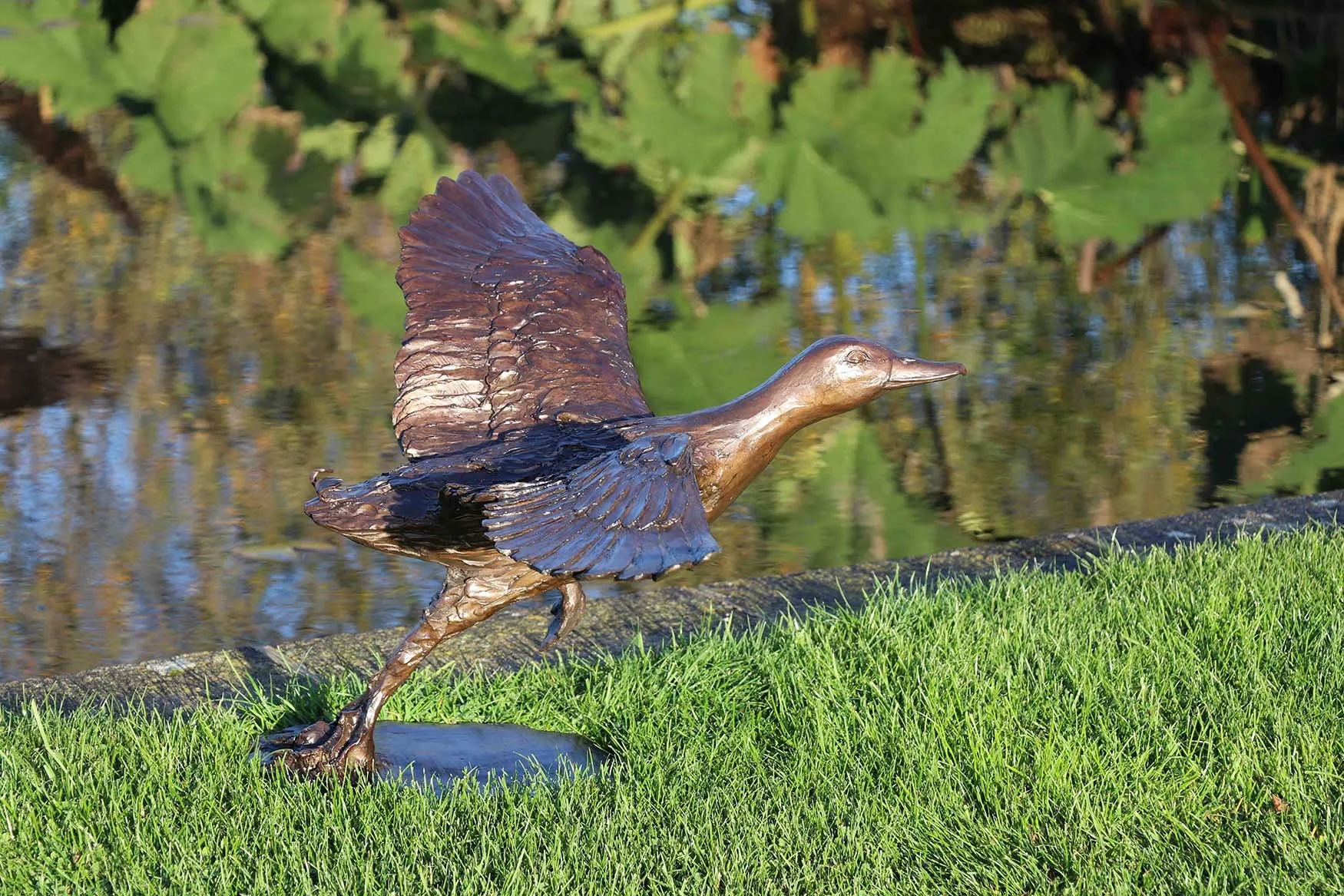 duck-taking-off-bronze-sculpture-v01.jpg