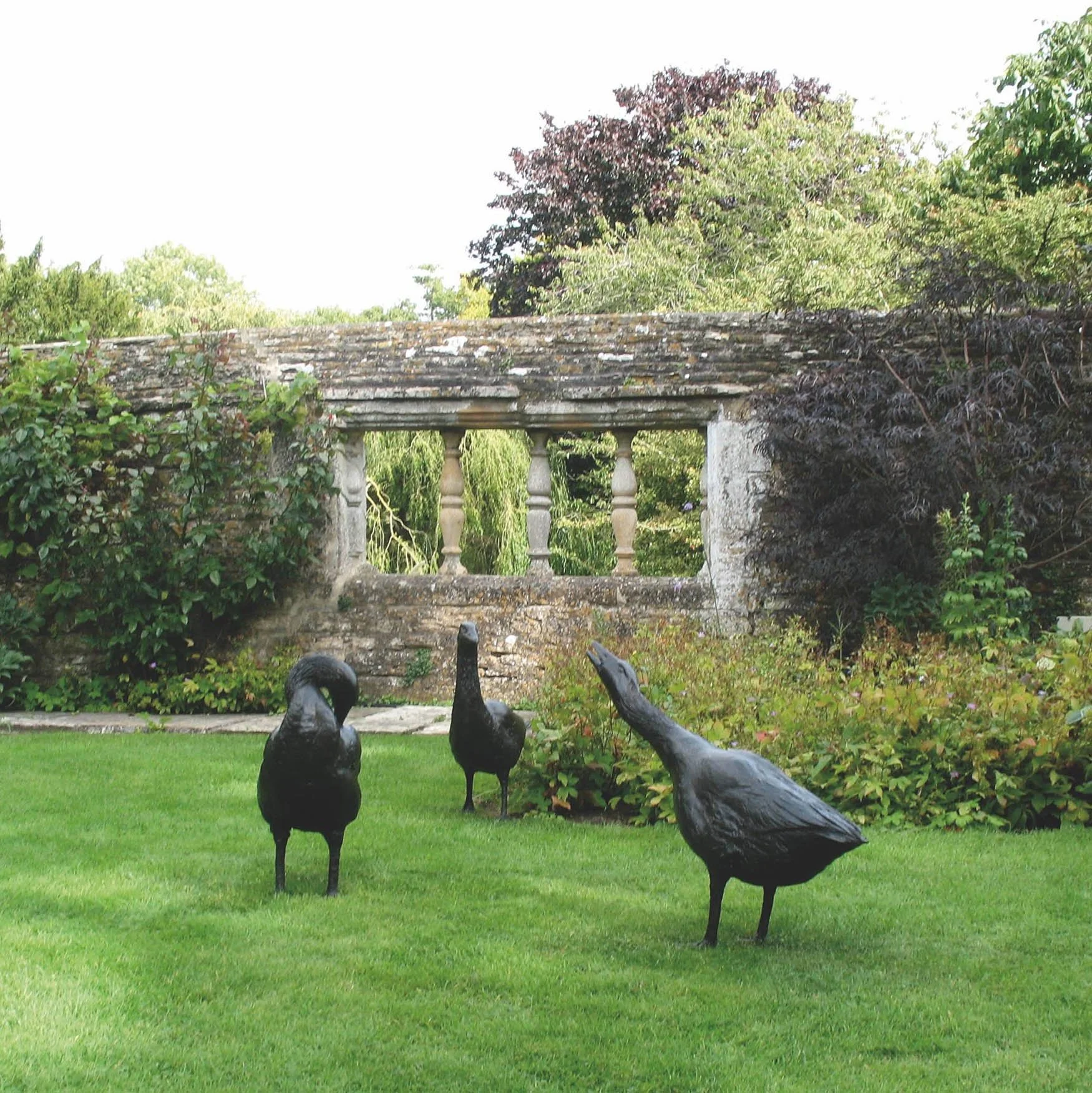 geese-guarding-preening-strutting-sculpture-v01.jpg
