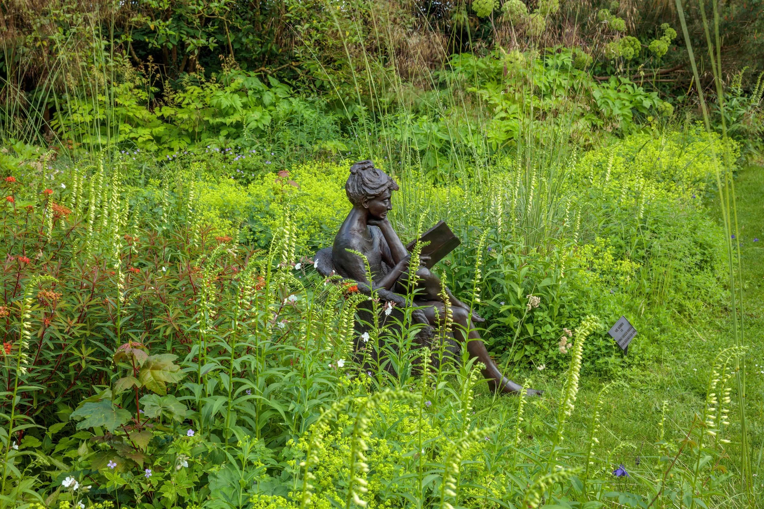 the-reader-sculpture-le-manoir.jpg