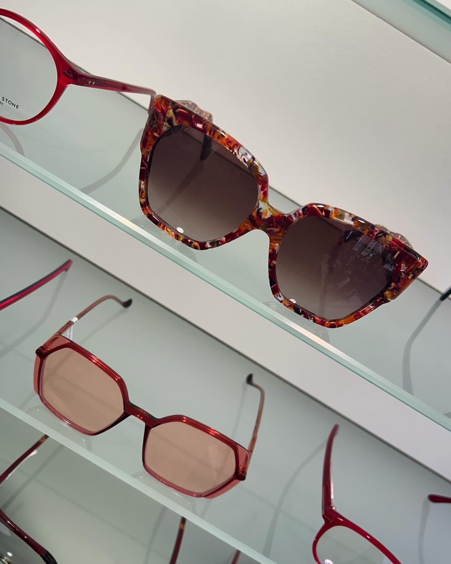 Nyheder i butikken fra @lafontparis 🤓 #fedesolbrillerp&aring;hylderne #brillemode #v&aelig;rl&oslash;sebymidte