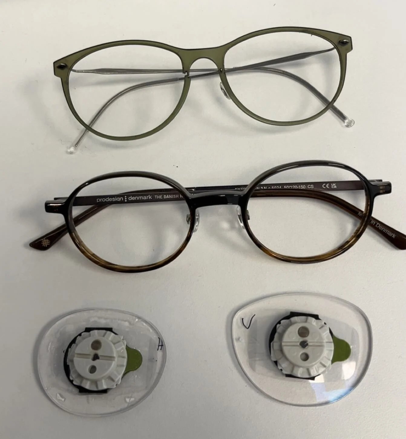 N&aring;r uheldet er ude (og stellet kn&aelig;kker)&hellip;..og man ikke har nogen reservebrille🧐 s&aring; er det heldigt, at vi med det samme kan slibe glassene over i et andet stel🤓

#egetv&aelig;rksted #brillerp&aring;15min. #nytstel #genbruggla