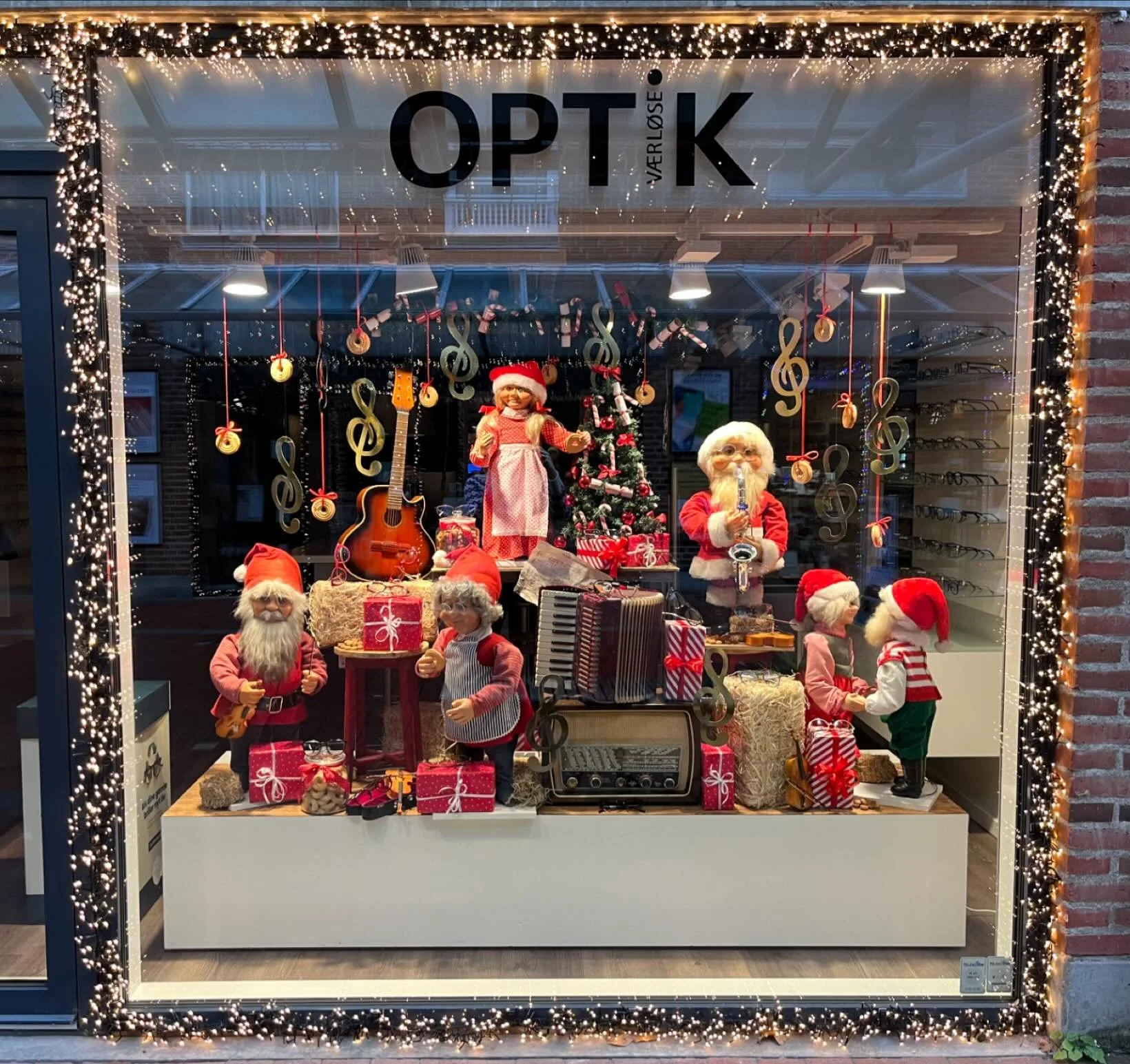 🎶🤶🎅Nisserne er flyttet ind hos V&aelig;rl&oslash;se Optik 🎅🤶🎶 
Og det kan man da ikke andet end at komme i julestemning af 🎄❤️ 
Skal i forbi og se nisserne i &aring;r? ✨

@bymidten #v&aelig;rl&oslash;sebymidte #gl&aelig;deligjul #nisserp&aring