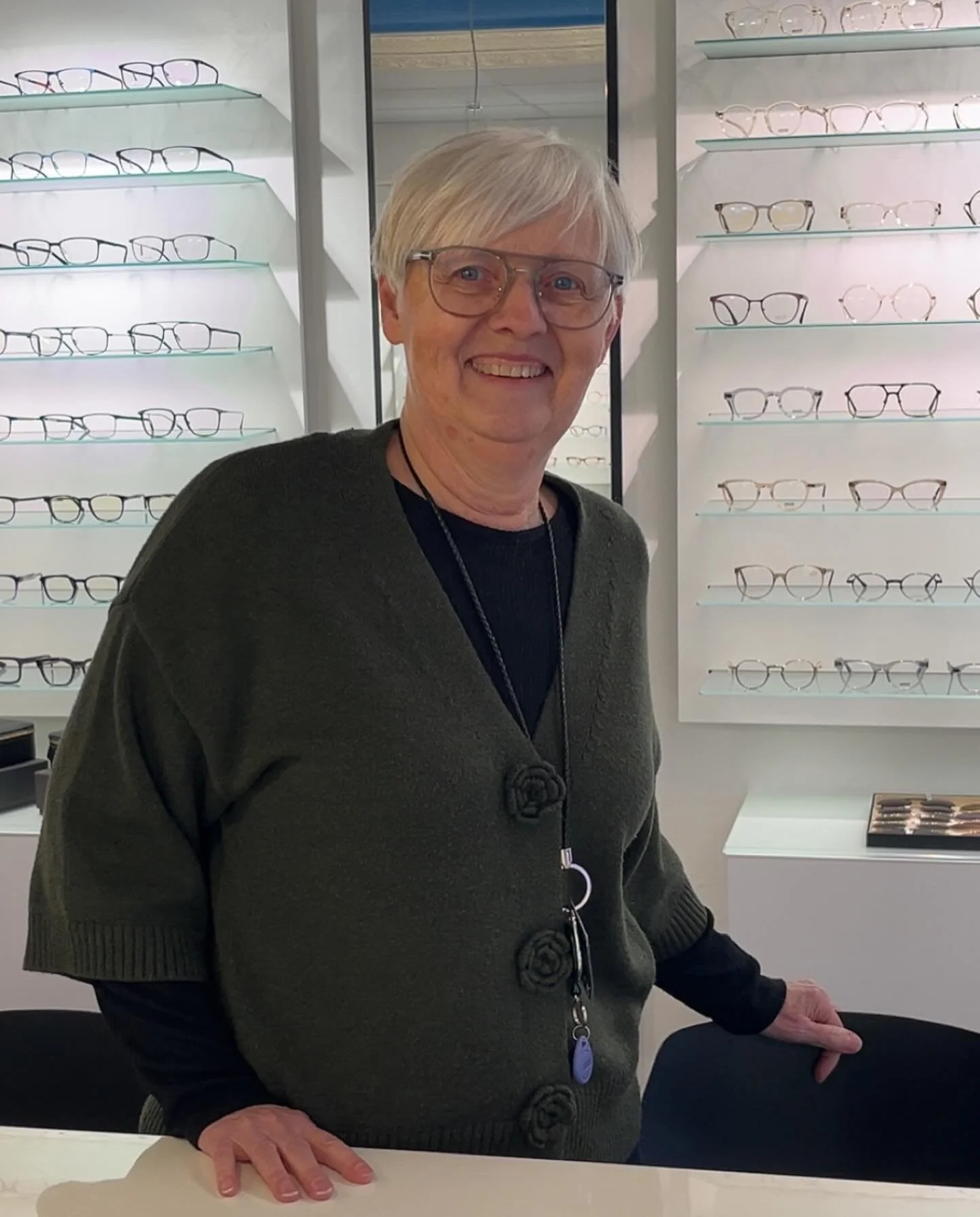 Nu er det vist p&aring; tide at introducere Conni 🤓

Conni startede hos os 1. februar og har hele 43 &aring;rs erfaring som optiker. Hun br&aelig;nder is&aelig;r for kontaktlinser.

Nogle vil m&aring;ske genkende hende &ndash; Conni arbejdede nemlig