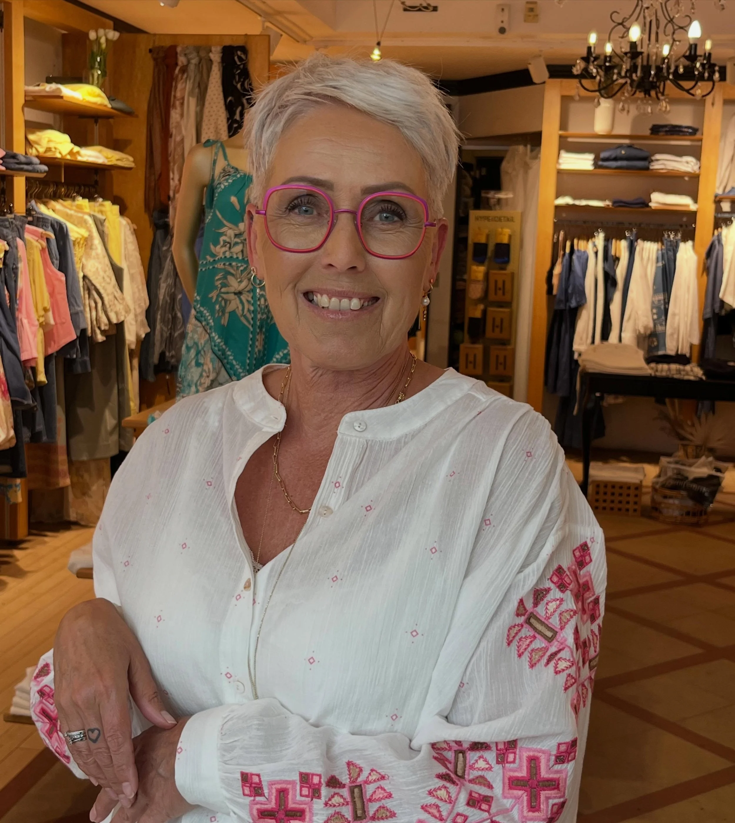 Sk&oslash;nne Tina fra @annekirchh med hendes nye brille fra @lafontparis 💖
De er s&aring; flotte til hende🤓

@bymidten #lokaloptiker #fures&oslash; #v&aelig;rl&oslash;se #farvetbriller #matcherskjorten