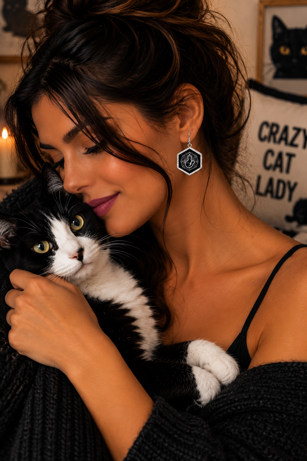 Ritratto intimo con gatto e orecchino felino.png