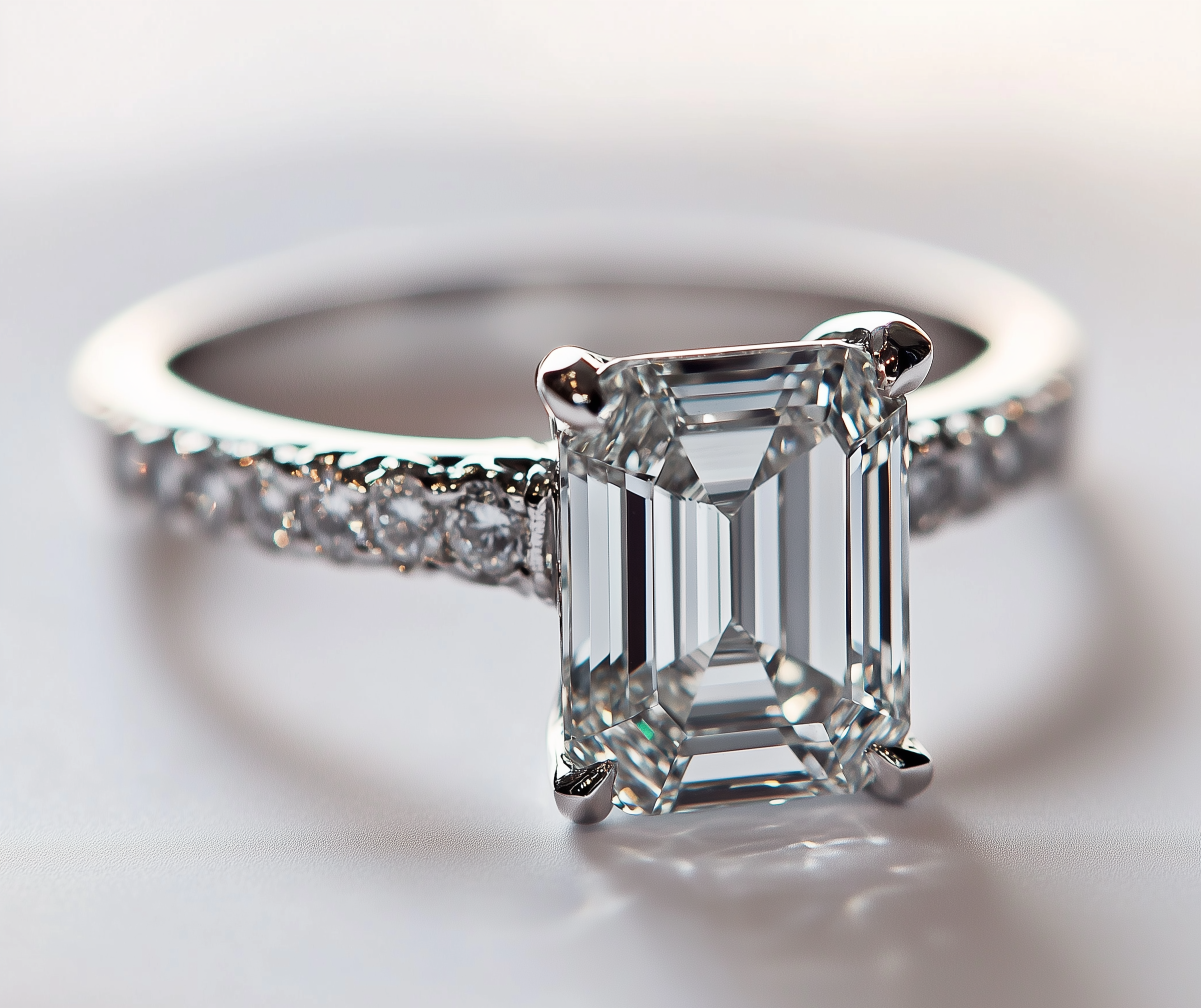 Nahaufnahme eines eleganten Diamantrings mit einem großen, rechteckigen Diamanten in einer Schmuckfassung.