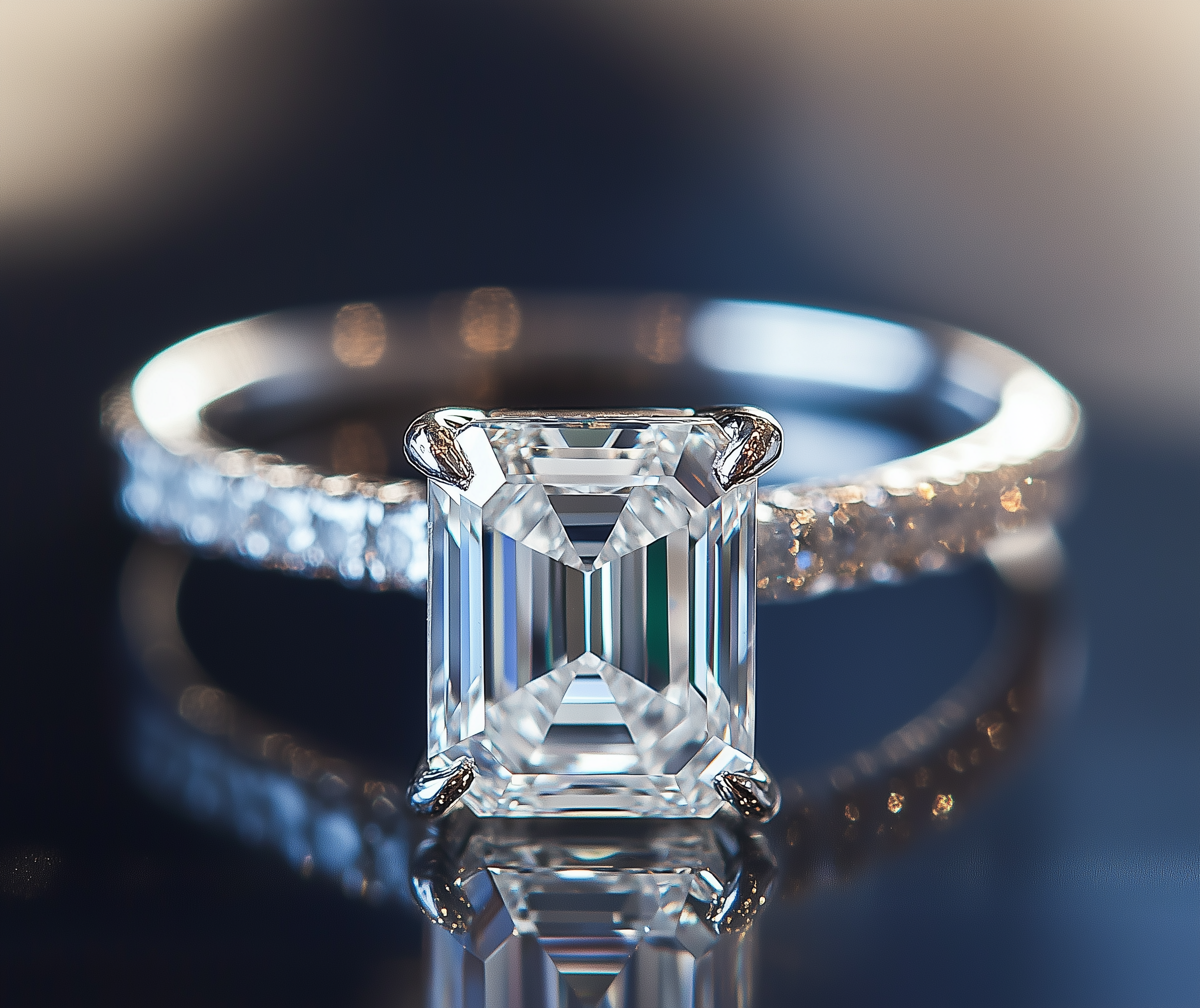 Nahaufnahme eines Diamanten, der in einem Ringfassl gehalten wird, mit warmem Licht und unscharfem Hintergrund.