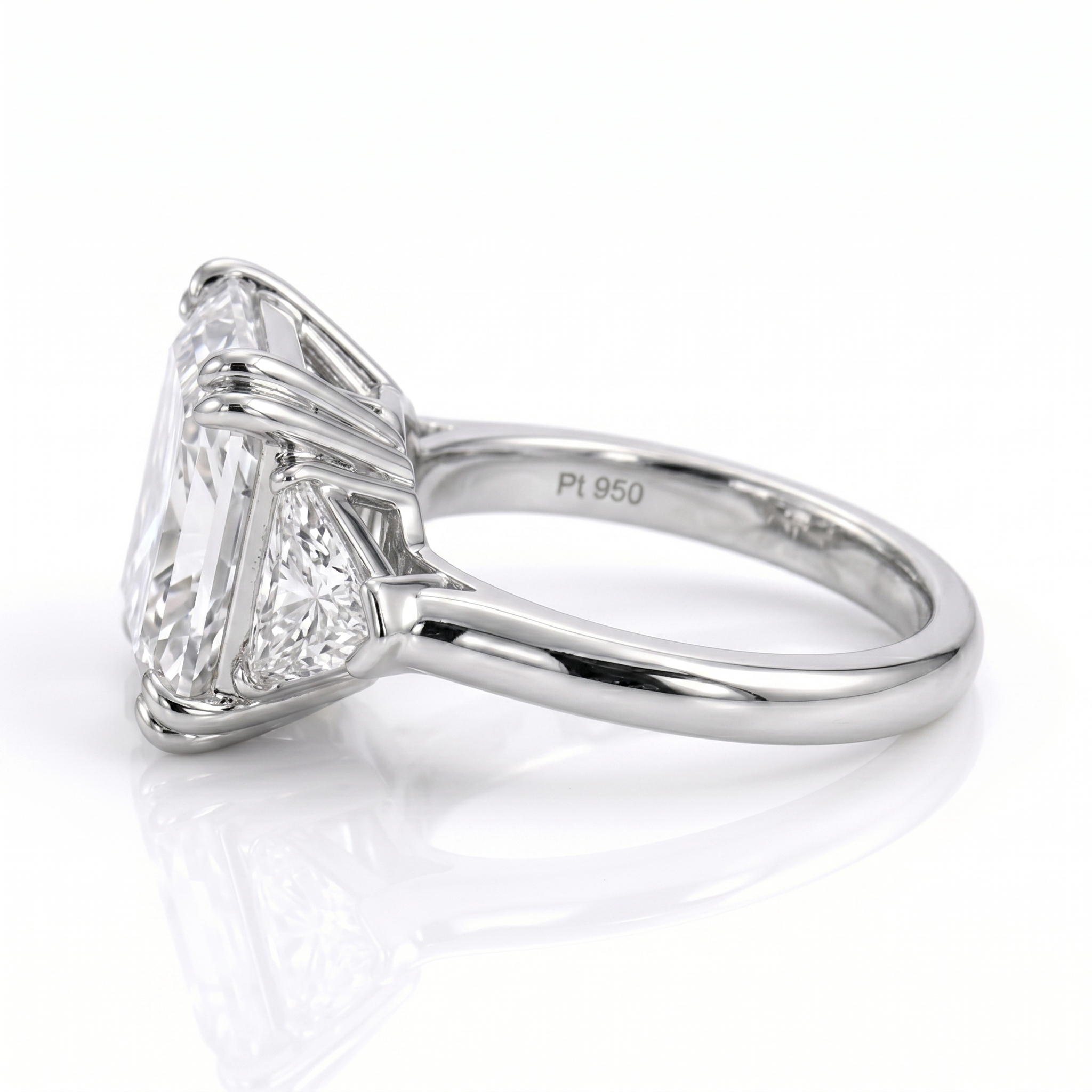 Eine elegante silberne Schmuckring mit einem großen, klaren Diamanten in einer klassischen Fassung, auf einem weißen Hintergrund fotografiert.