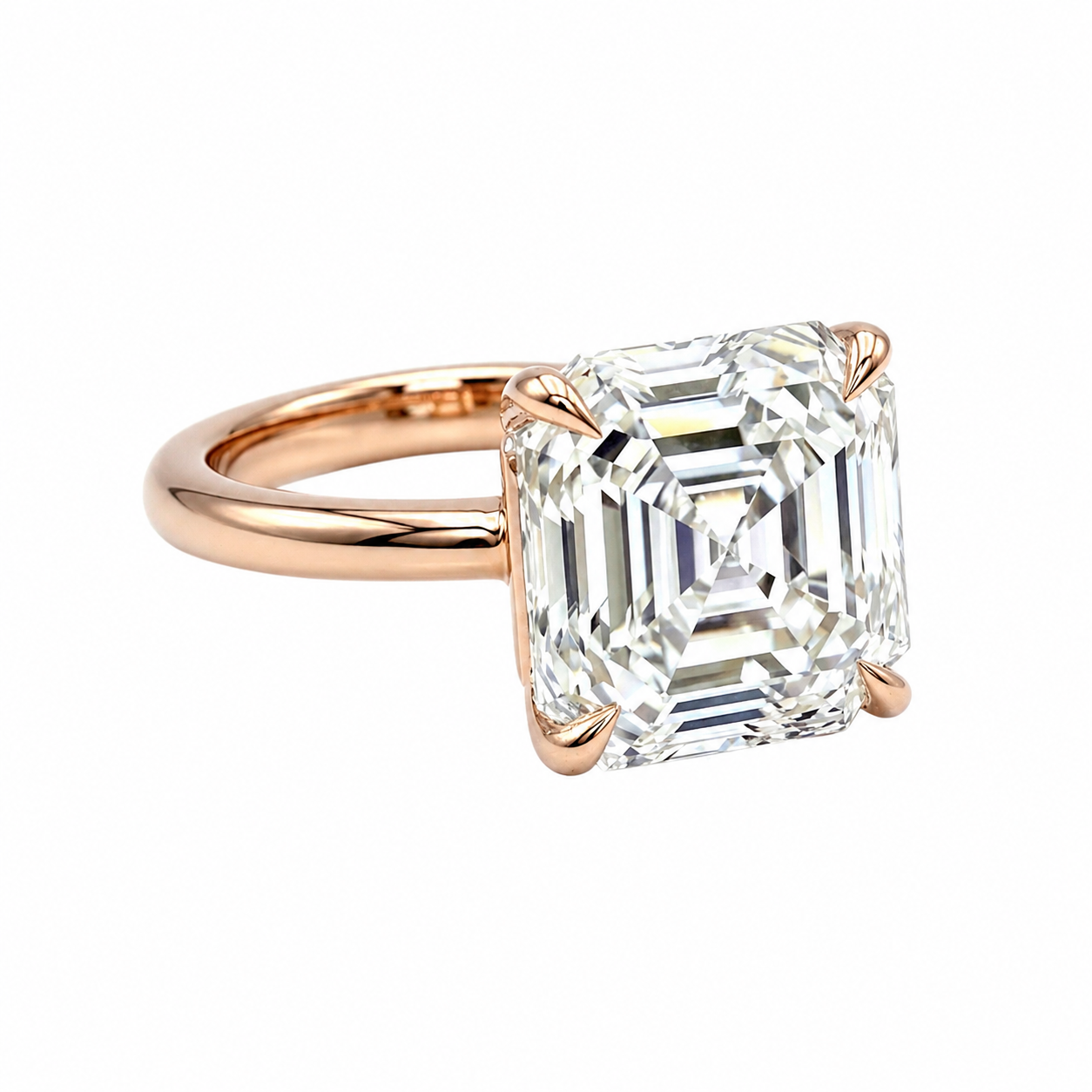 Ein Solitär-Ring mit einem großen rechteckigen Diamanten in einer roségoldenen Fassung.