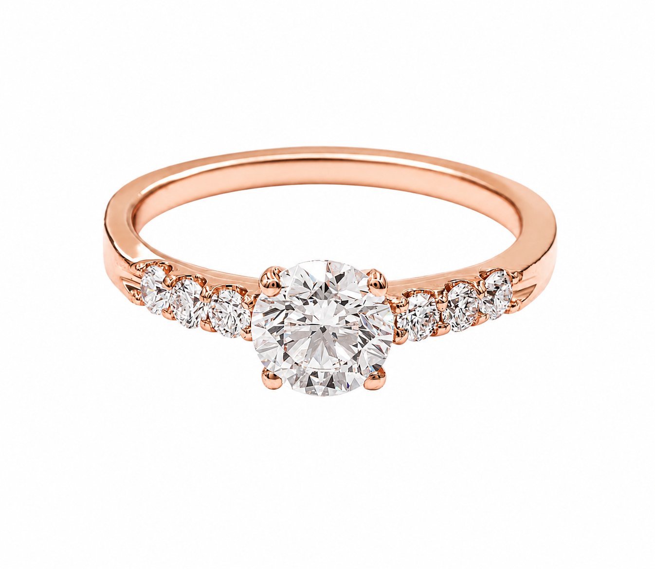 Ein Verlobungsring aus Roségold mit einem großen zentralen Diamanten und mehreren kleineren Diamanten an der Seite.