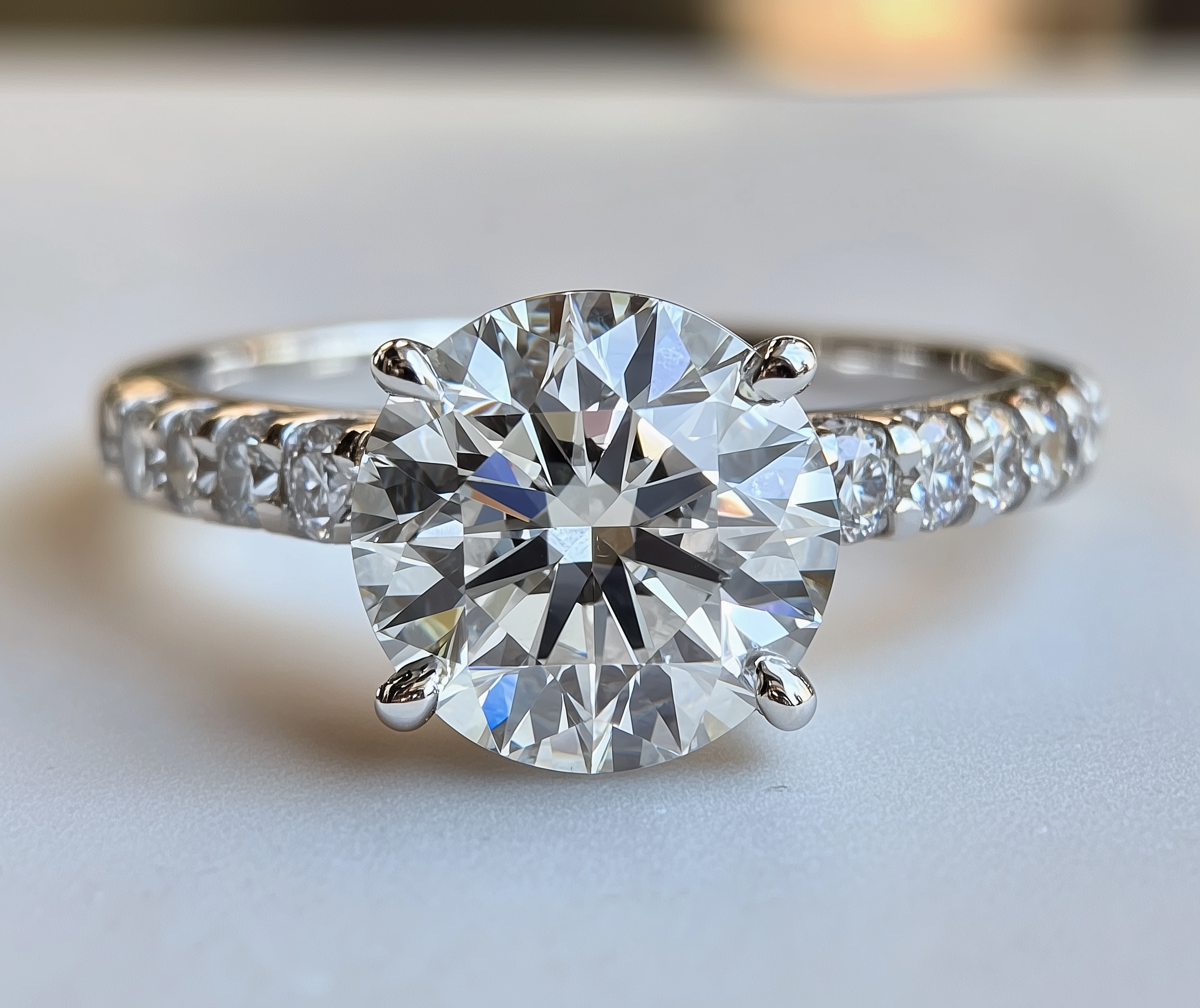 Ein Diamantring mit einer großen runden Diamanten in einer prunkvollen Fassung.