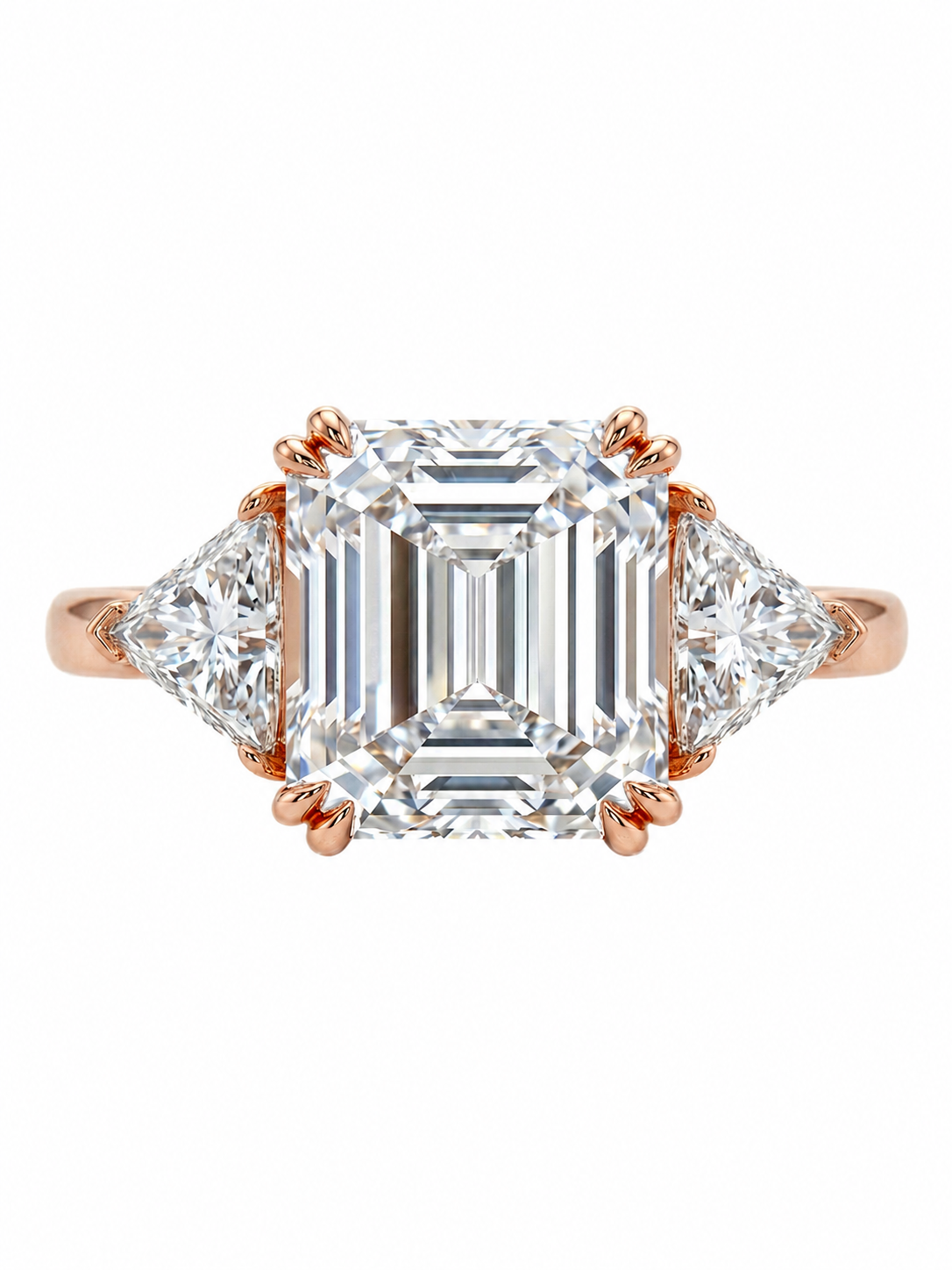 Engagement-Ring mit einem großen, quadratischen Diamanten in der Mitte und zwei seitlichen Dreiecksdiamanten in roségold.