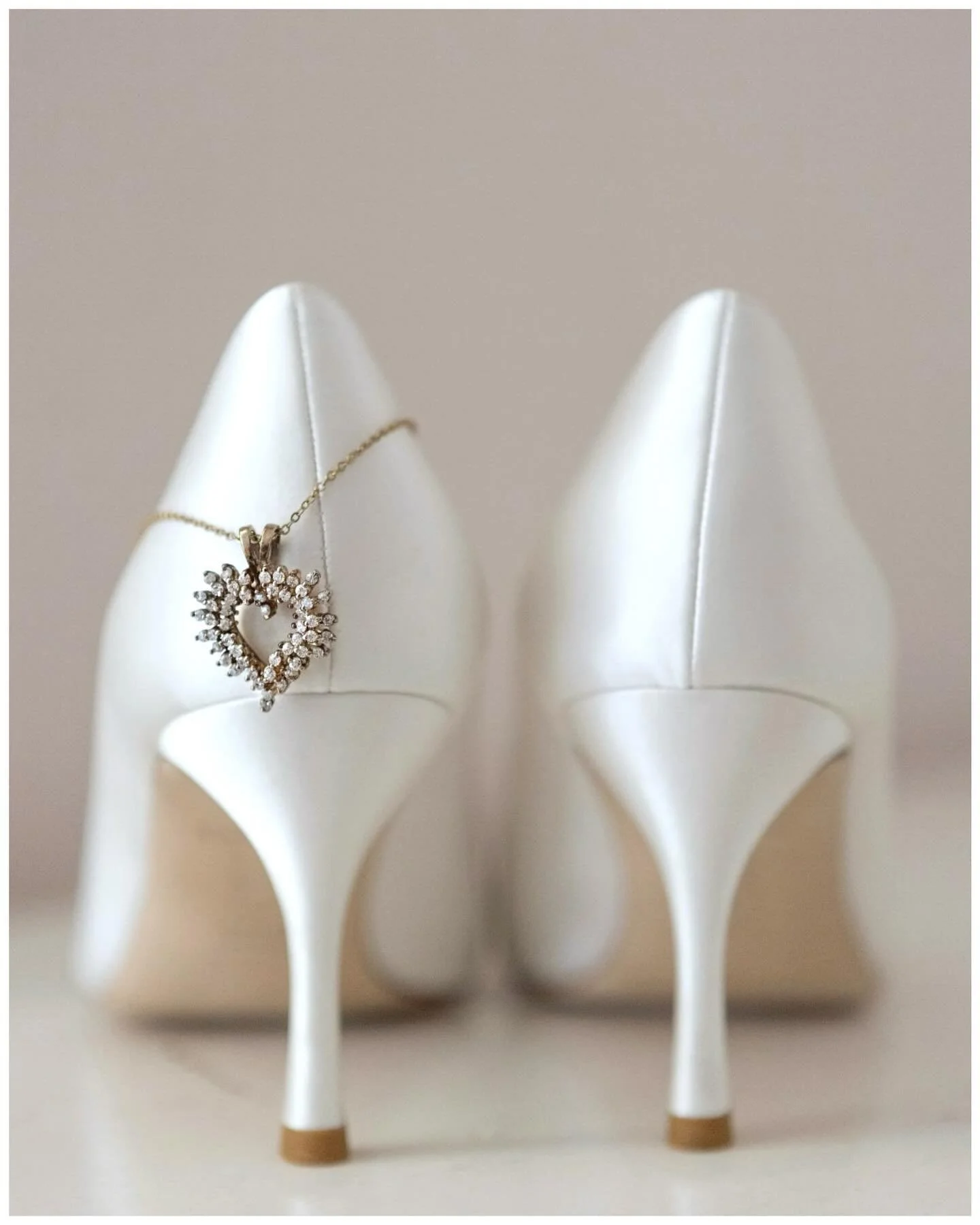 Alexa wore a vintage necklace that once belonged to her mom &mdash; a piece she had treasured since she was little. She always told her mom she would wear it on her wedding day&hellip; and she kept that promise. 🤍

Her mom passed away before she cou