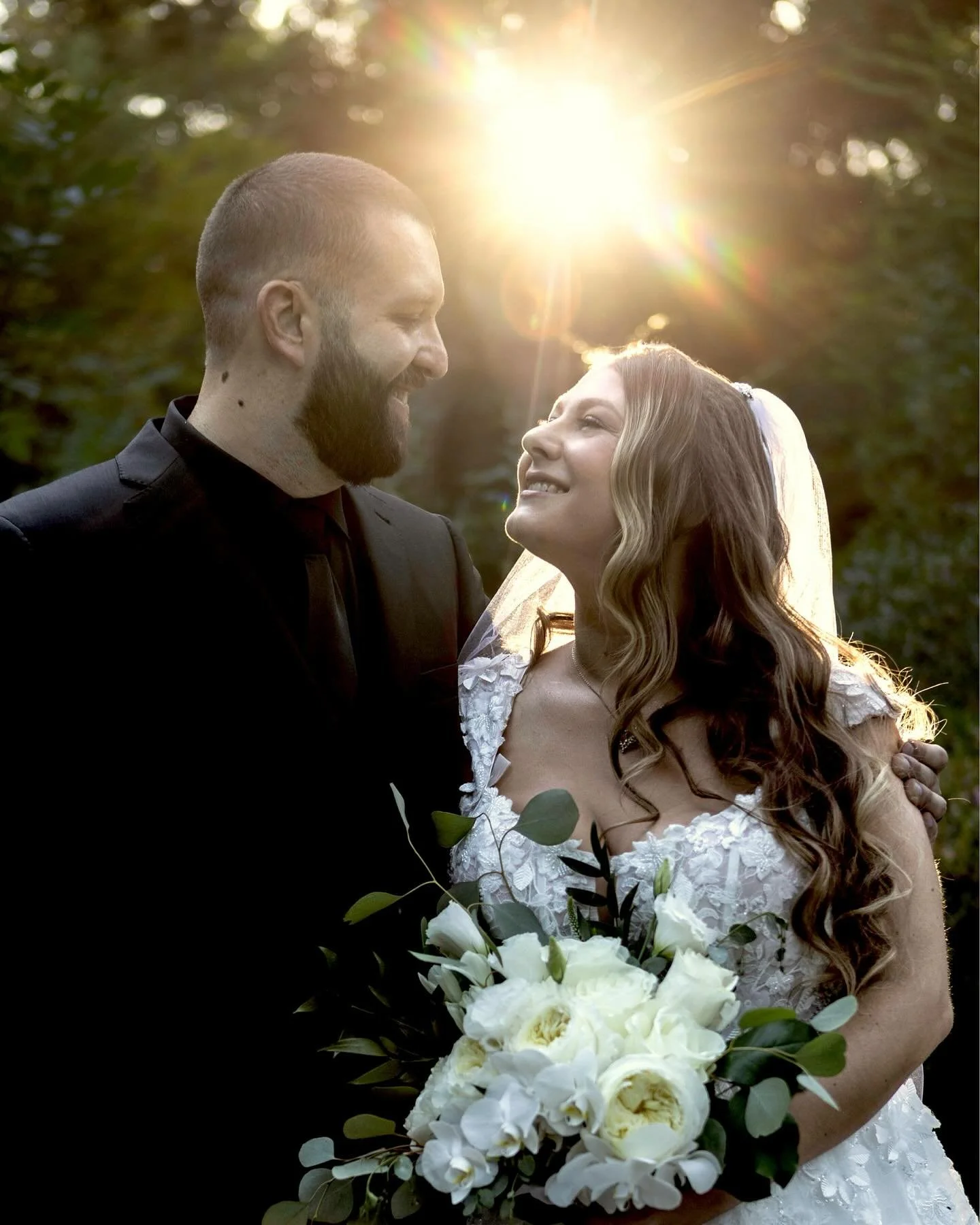 The sun was sinking fast, and Alexa and Gavin were eager to join their cocktail hour &mdash; we had barely ten minutes and found ourselves chasing the light. ✨ 

I&rsquo;m so glad we did. The soft, fading light filtered gently through the trees, wrap