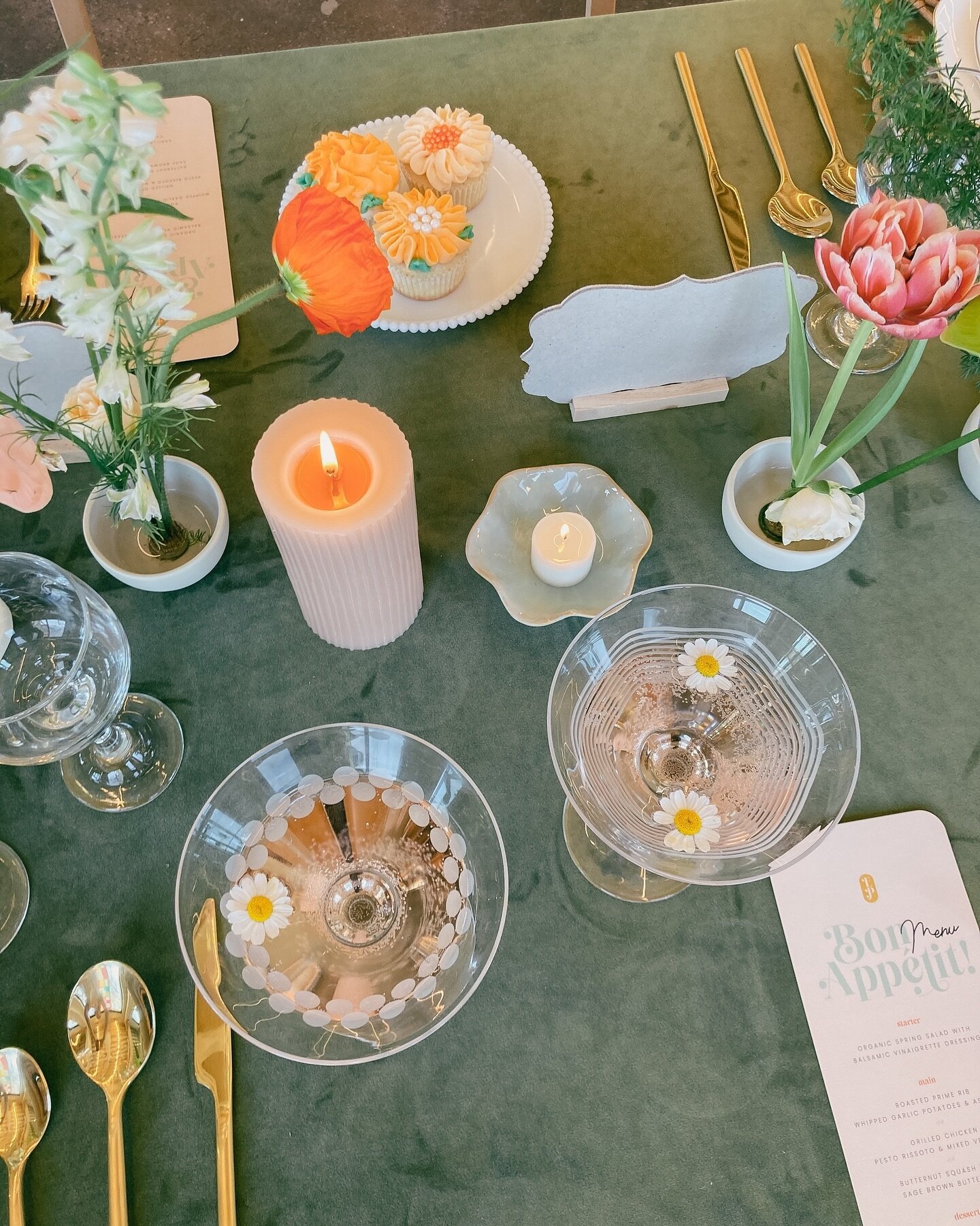 Pretty spring details 🌼 

Planning and Design: @olivebrancheventsco 
Venue: @_thelowlands 
Photography: @elenakatephoto and @brookehoffmanphoto
Rentals: @havenandgather 
Velvet Stationery: @velvet_raptor
Invitation Suite: @caitlinandcamera 
Cake: @t