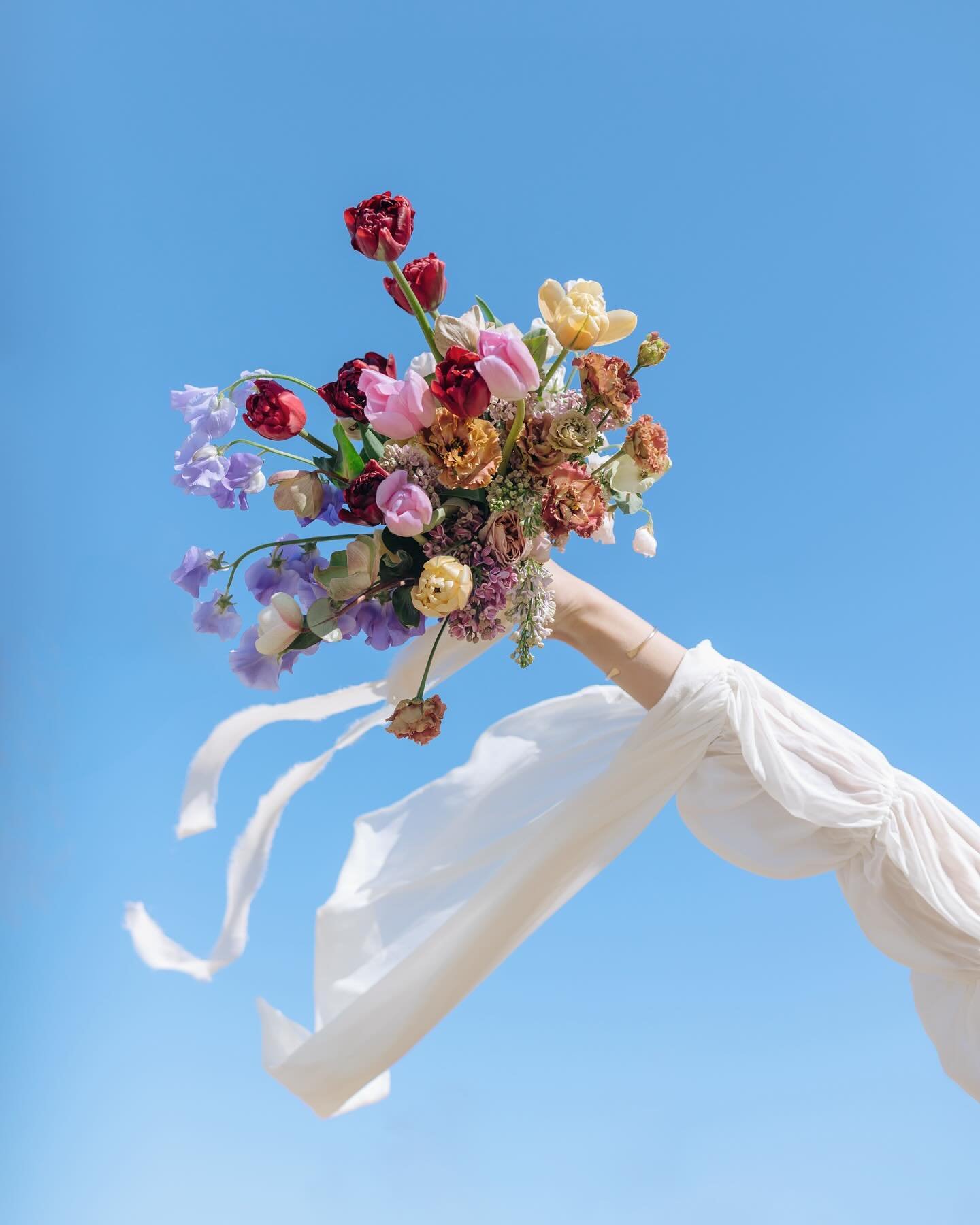 Bouquet, meet blue sky. Blue sky, meet bouquet. 🤝

#matchmadeinheaven 

Photo: @smmgphotography 
Dress: @rawgoldenrentals