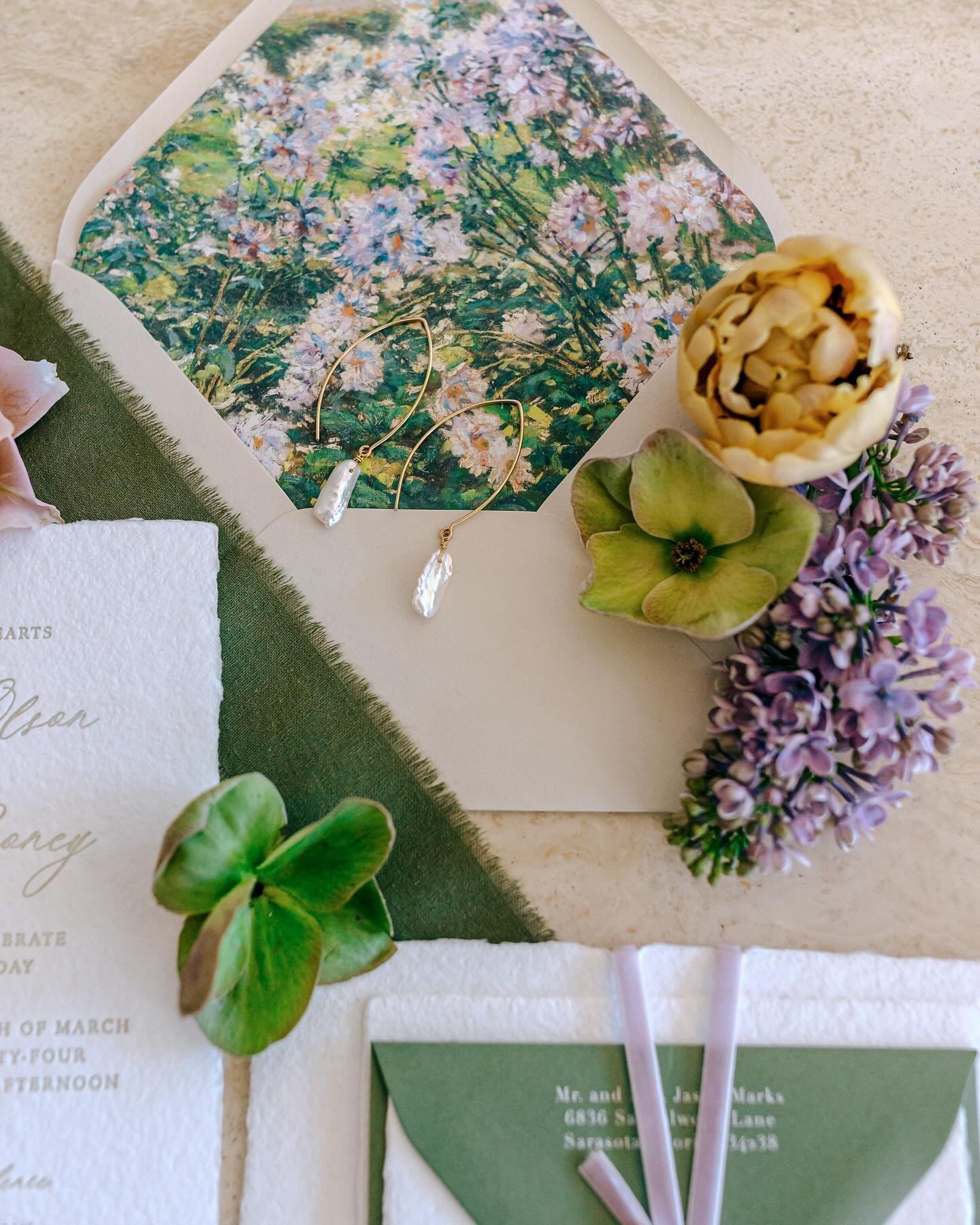 We love sharing a few statement blooms with photographers to add some life and dimension to your flat lay shots. You spend so much time as a bride curating all the little details and it is 100% worth it to showcase them as beautifully as possible. 🪻