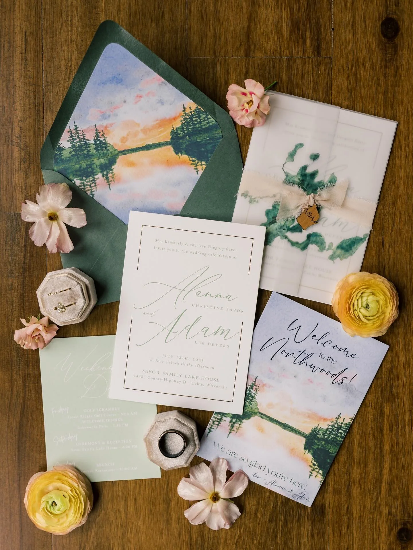 Always including blooms for your photographer because trust me, the detail shots just need them. 🌼🌸

Photos: @rachgraff 
Planning: @truenorthweddingsduluth