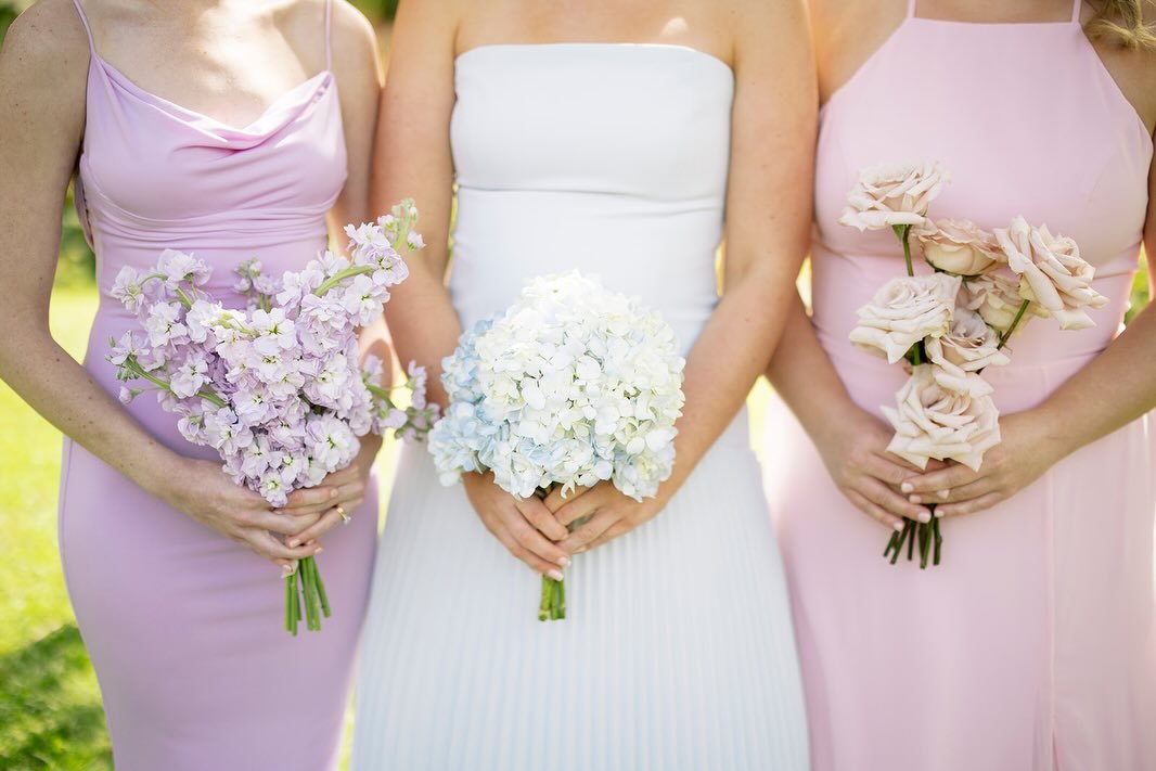 When the maids bouquets are a perfect match. 👌🏼

Monobloom or single-ingredient bouquets are such a fun option for bridesmaids. Especially when they are wearing mixed colors or patterns, a more simple bouquet complements so nicely!

Photos: @amanda
