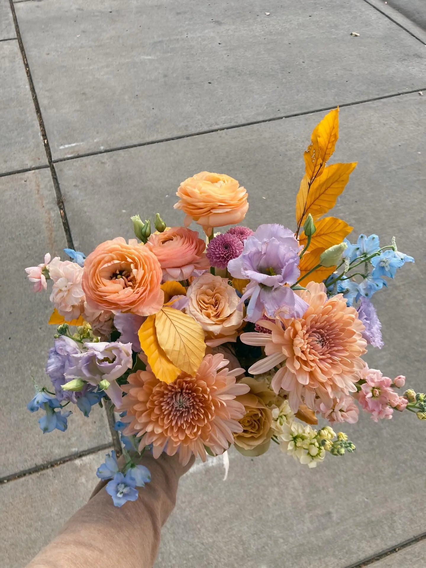 This is permanently filed under &lsquo;palettes I would die to do again&rsquo; - the most beautiful earthy pastels with copper beech and mums for an autumn touch. 🤤