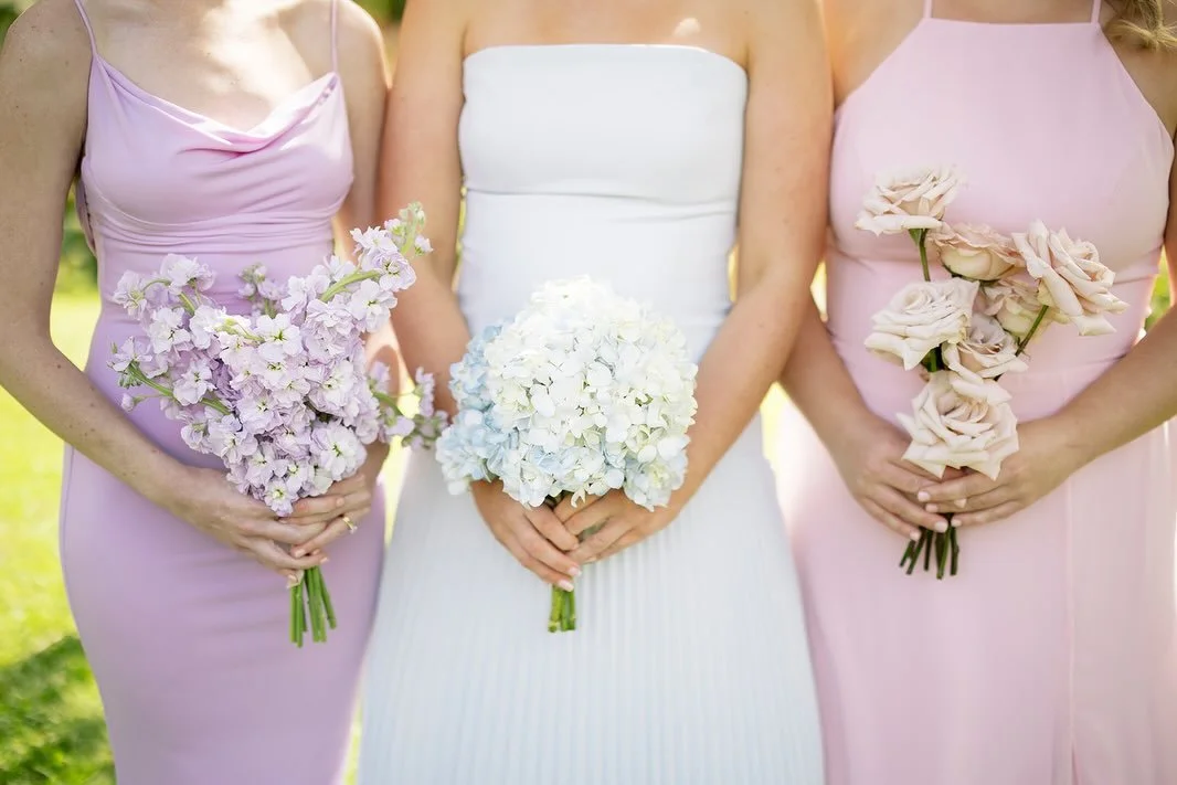 When the maids bouquets are a perfect match. 👌🏼

Monobloom or single-ingredient bouquets are such a fun option for bridesmaids. Especially when they are wearing mixed colors or patterns, a more simple bouquet complements so nicely!

Photos: @amanda