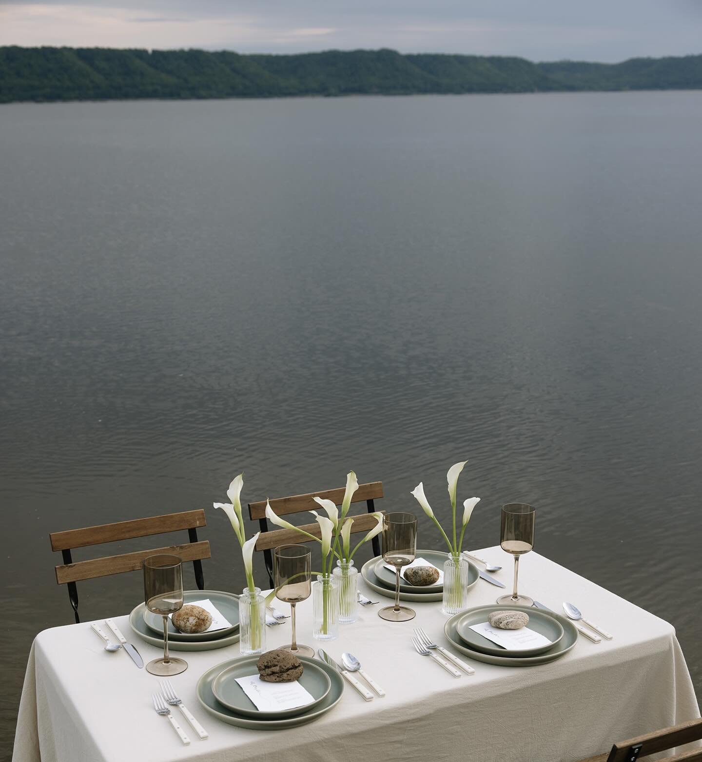 A moment for this beautiful table. 

Planning, Design, Photography: @josiegracephoto 
Paper, Tabletop: @gracefullystyledworkshops