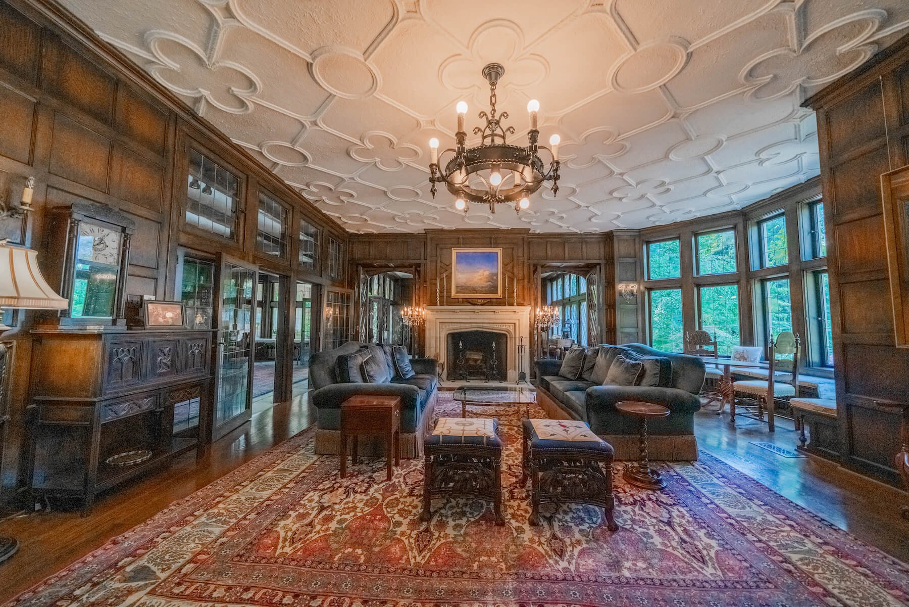  The Friends of the Ohio Governor’s Residence and Heritage Garden partnered with then First Lady Karen Kasich in 2010s to enhance the Residence’s interior to include additional era-specific furnishings from the 1920s. This includes the couches and ch