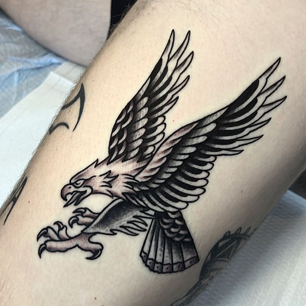 #eagle by @nickbeatytattoos 
.
.
#eagletattoo #🦅 #blackwork #blackworkerssubmission #blackworktattoo #traditionaltattoo #boldwillhold #atlantatattooartist #memorialtattooatl