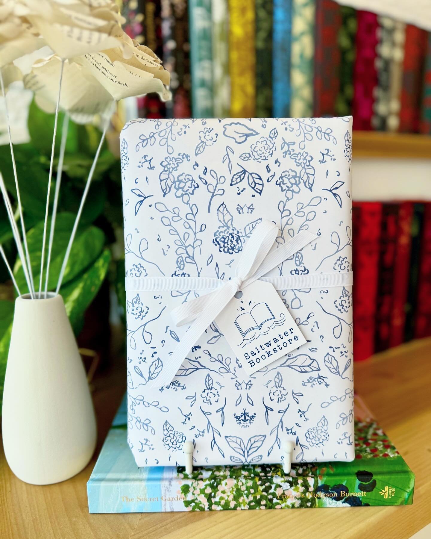 Gift it! 📘

Introducing our newest wrapping paper to our much-loved line up: A delicate floral design in classic blue and white. Double-sided with gingham on the inside, this new paper will be a perfect choice for all your upcoming Spring events: Mo