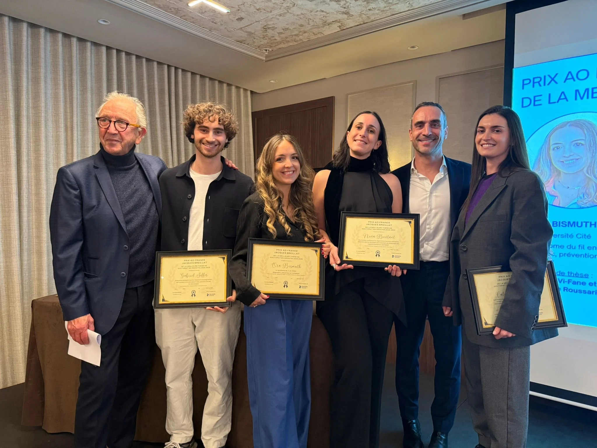André Sebbag et les Prix AO France 2025 : Gabriel Soffer, Ora Bismuth, Nina Bontant (manquait Calvin William et Clémence Rueldof) - M. Loiseau de Dentsply et Marie Jannot de la rédaction AO News