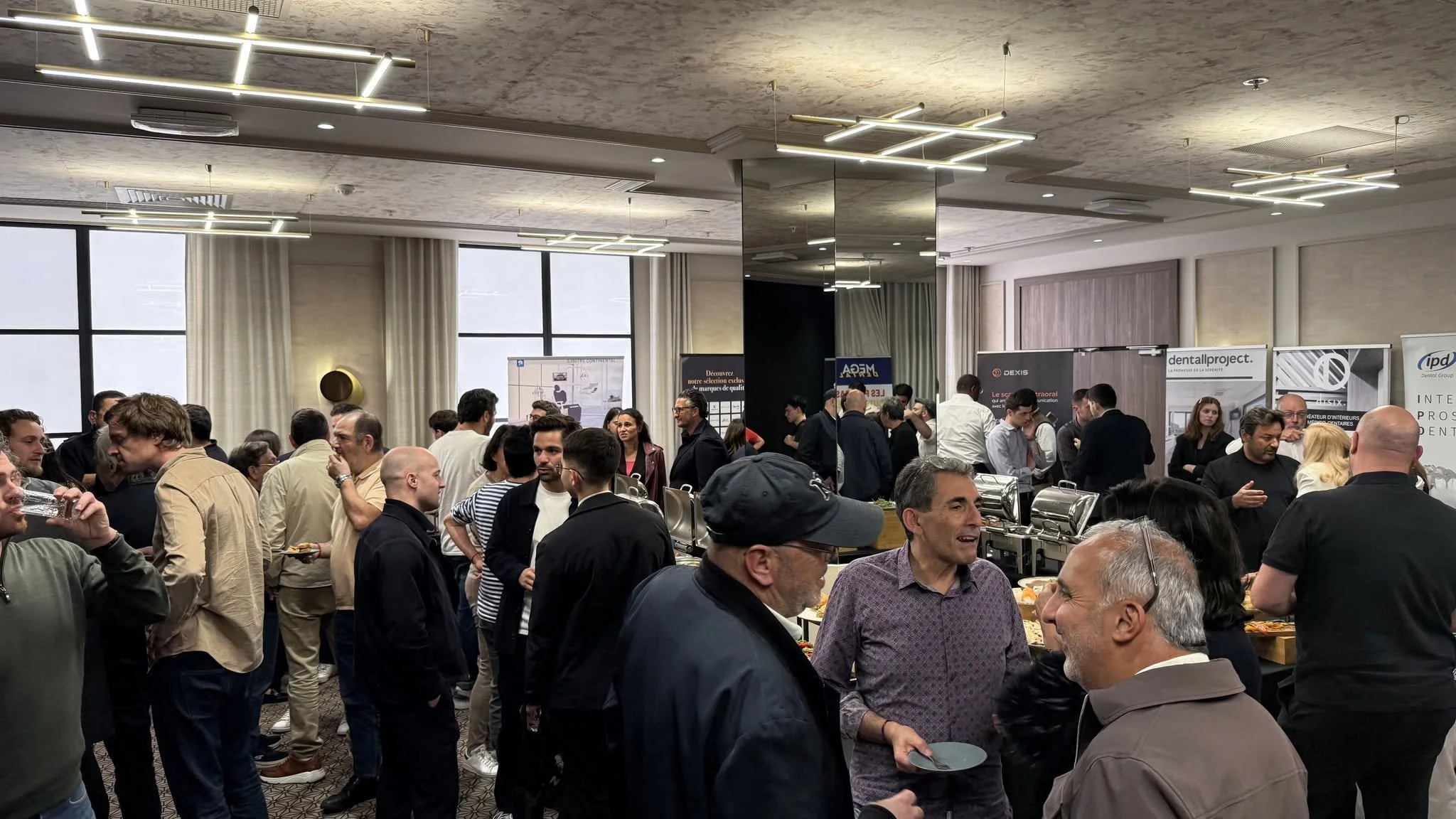 Une ambiance conviviale autour d'un buffet et des partenaires