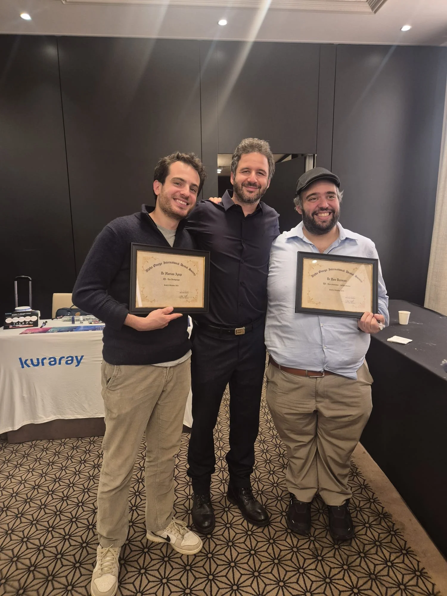 Mickaël Aboulker, entouré de Florian Apap et Dov Derman lors de la remise officielle des diplômes Alpha Oméga !